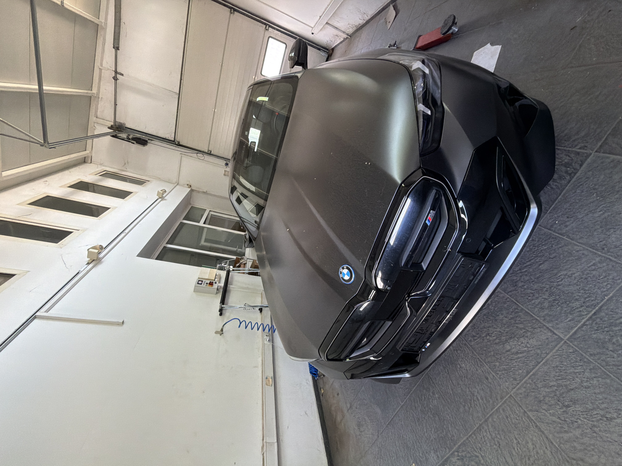 BMW M60 in a Burgas garage, plane overhead on approach