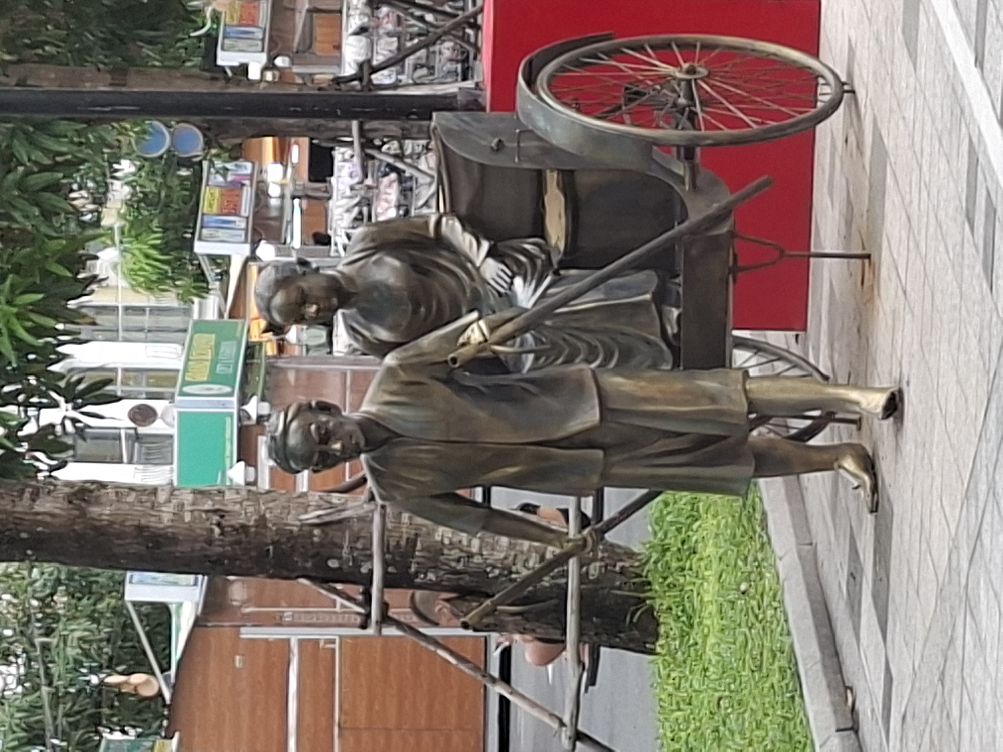 Landmark stroll through Phú Quốc's decorative town square