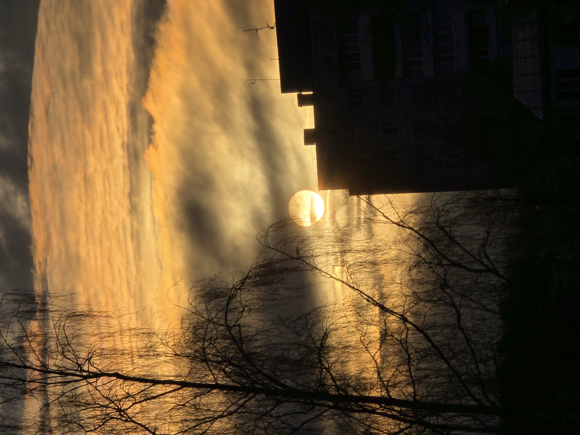 Urban sunrise/sunset documented by multiple witnesses early morning