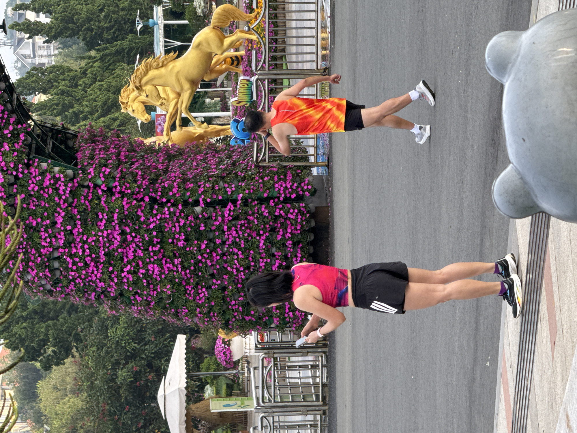 Evening activity around Da Lat's Xuân Hương lakefront