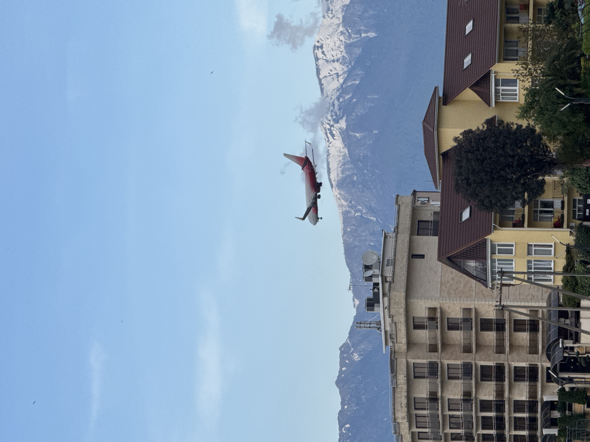 Paraglider, aircraft, seagulls captured in brief Sochi afternoon sequence