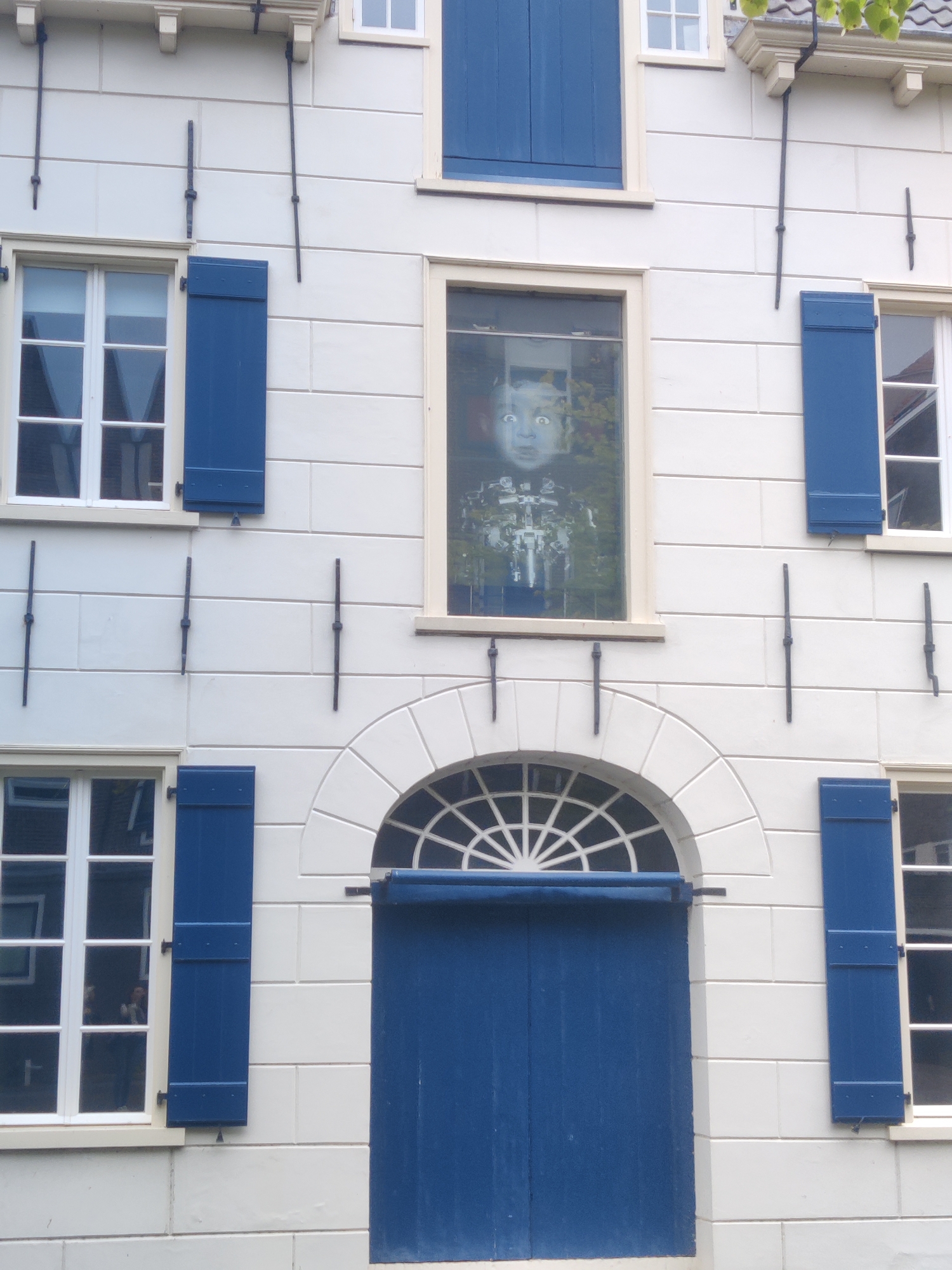 Midday stroll through Delft's canals and historic streets