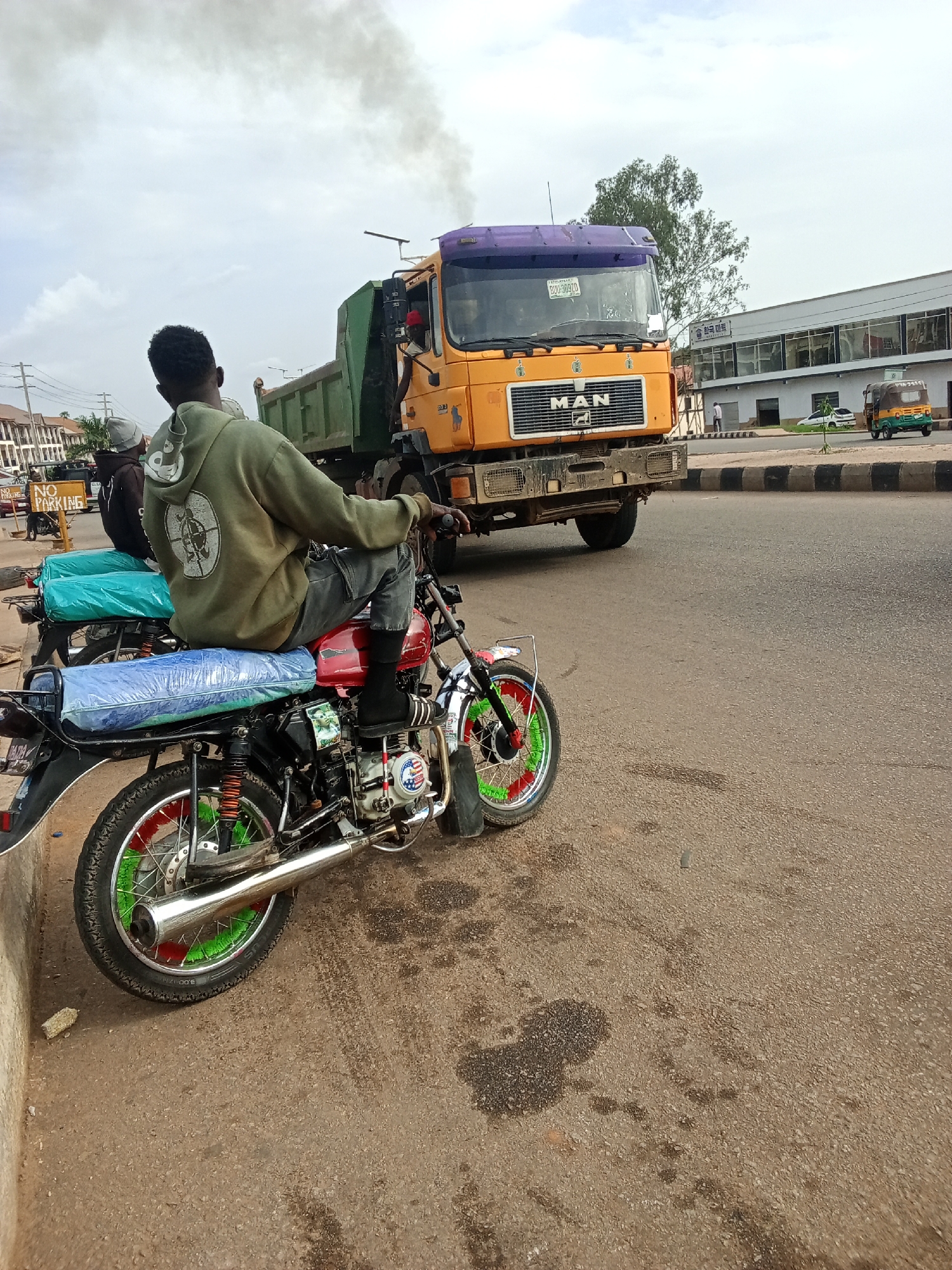 Afternoon street life and local commerce in Gura Top, Nigeria