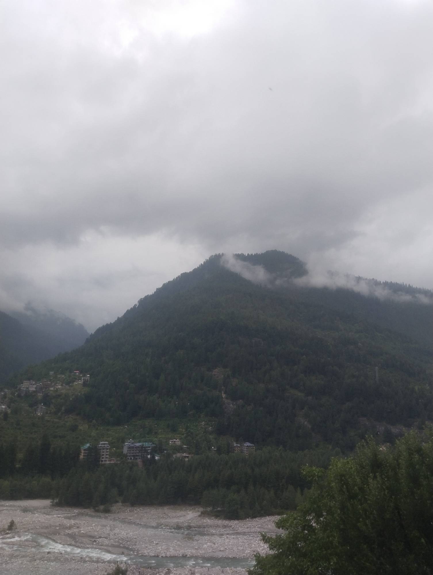 Tourist captures daily life in Himalayan village Vashisht
