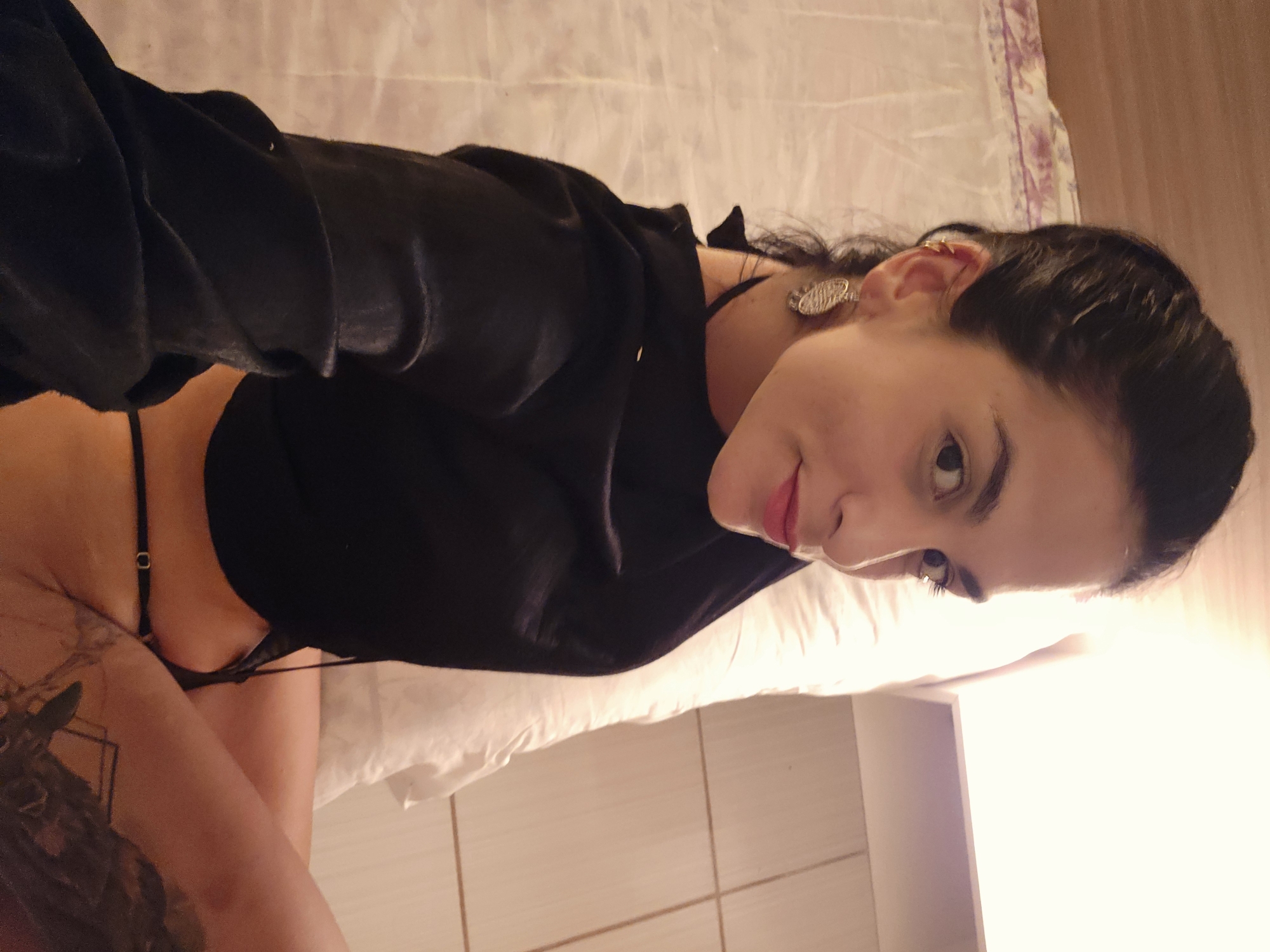 Woman takes bedroom selfies in Cabo Frio
