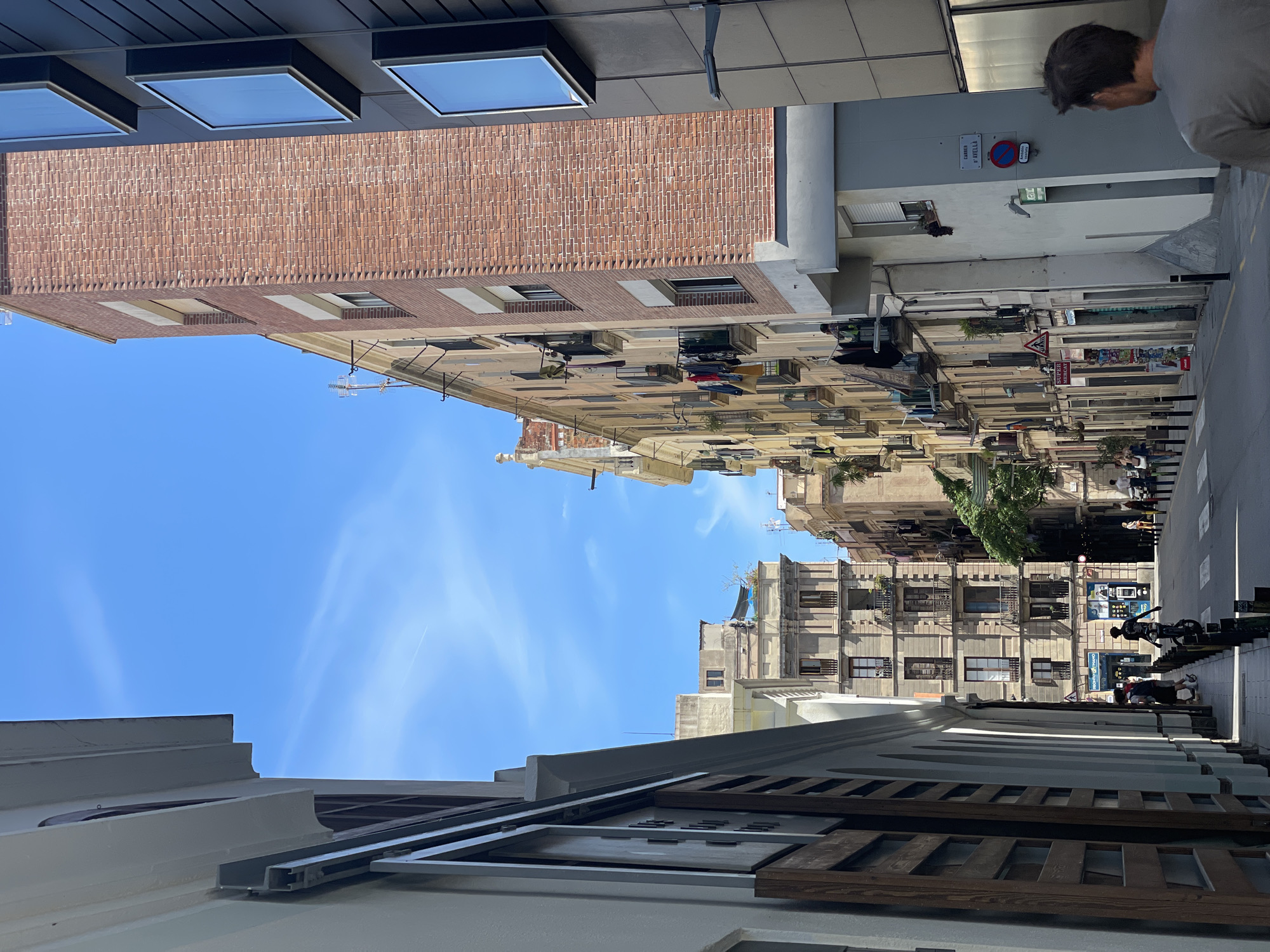 Midday walk documented across central Barcelona neighborhoods