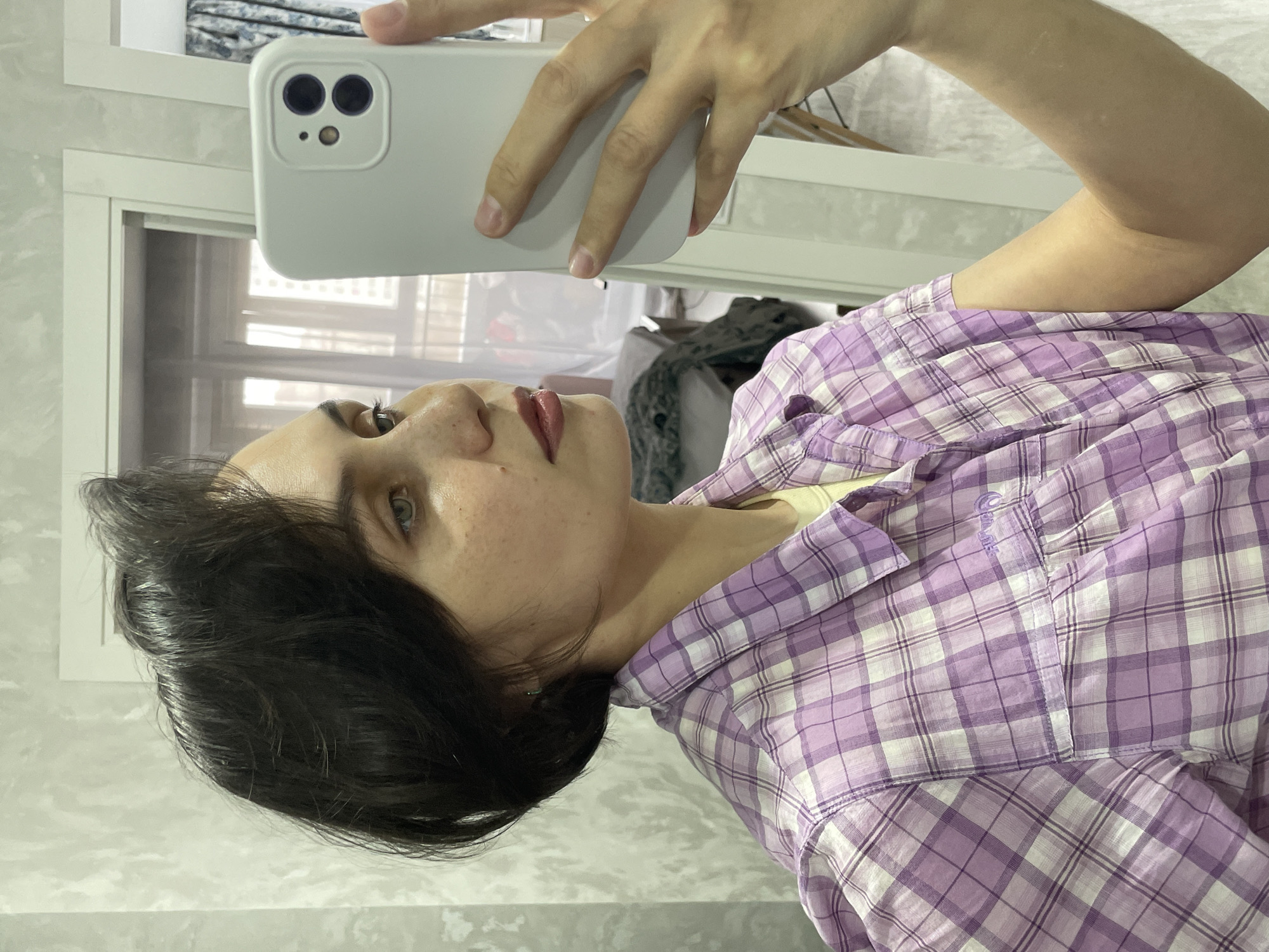 Woman documents morning routine in mirror selfies in Izhevsk