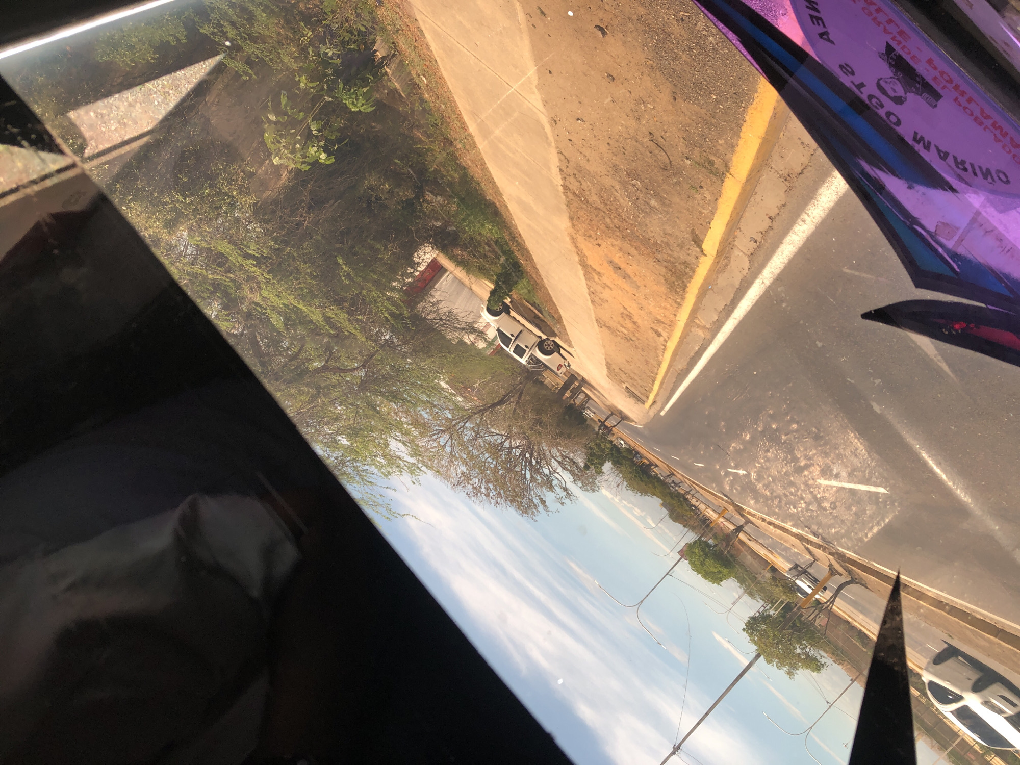 Vehicle windshield view captured in El Valle del Espíritu Santo