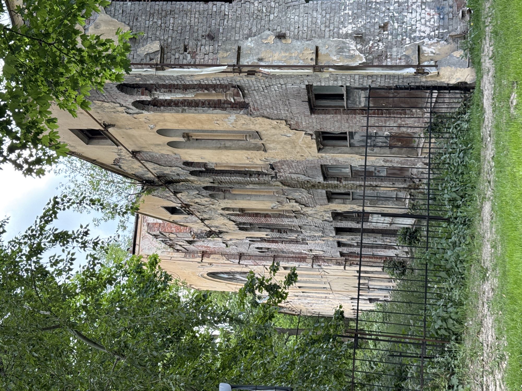 Photographer captures Saint Petersburg streetscapes in brief afternoon walkabout