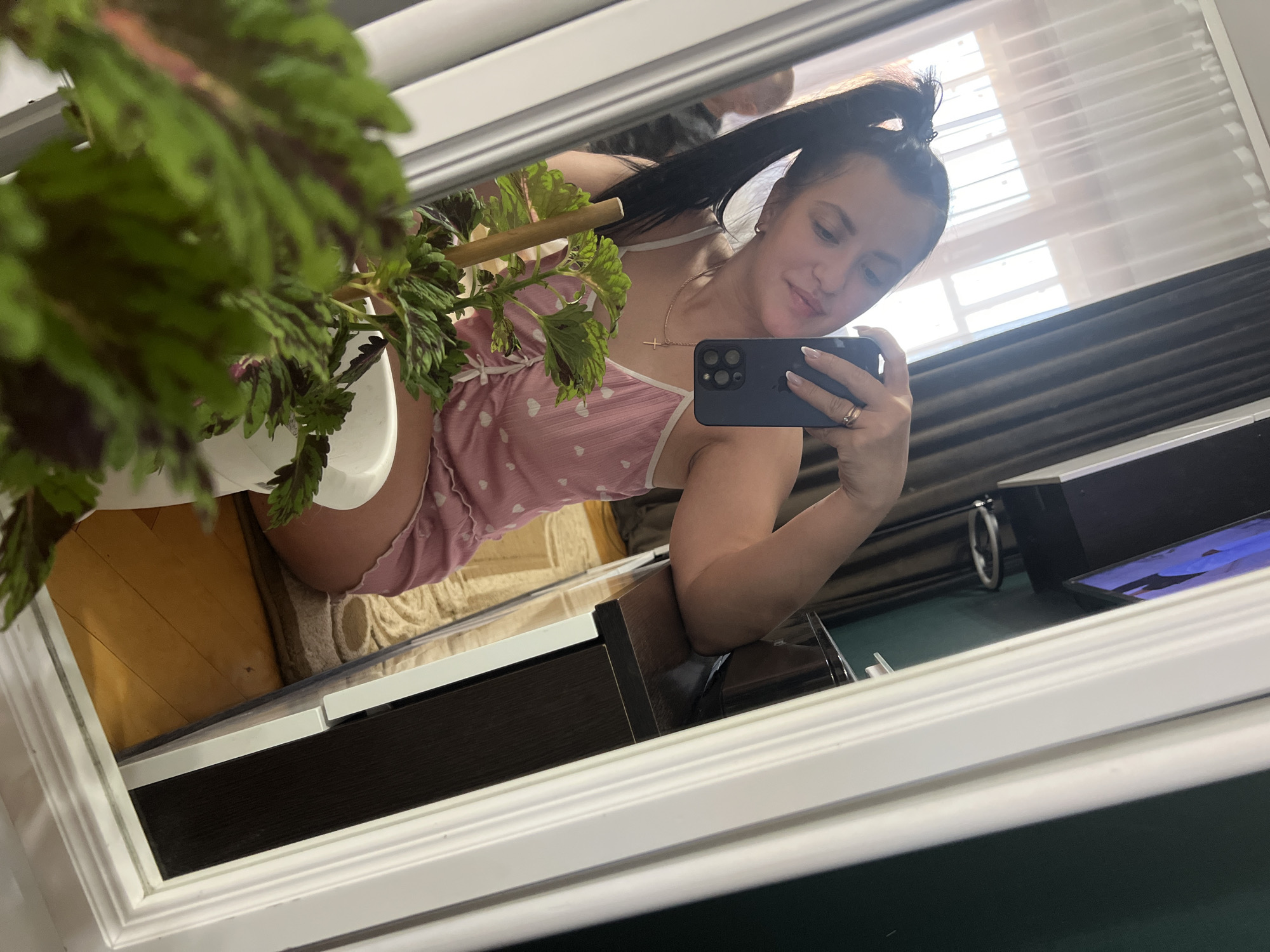 Woman documents quiet afternoon at home with cat selfies