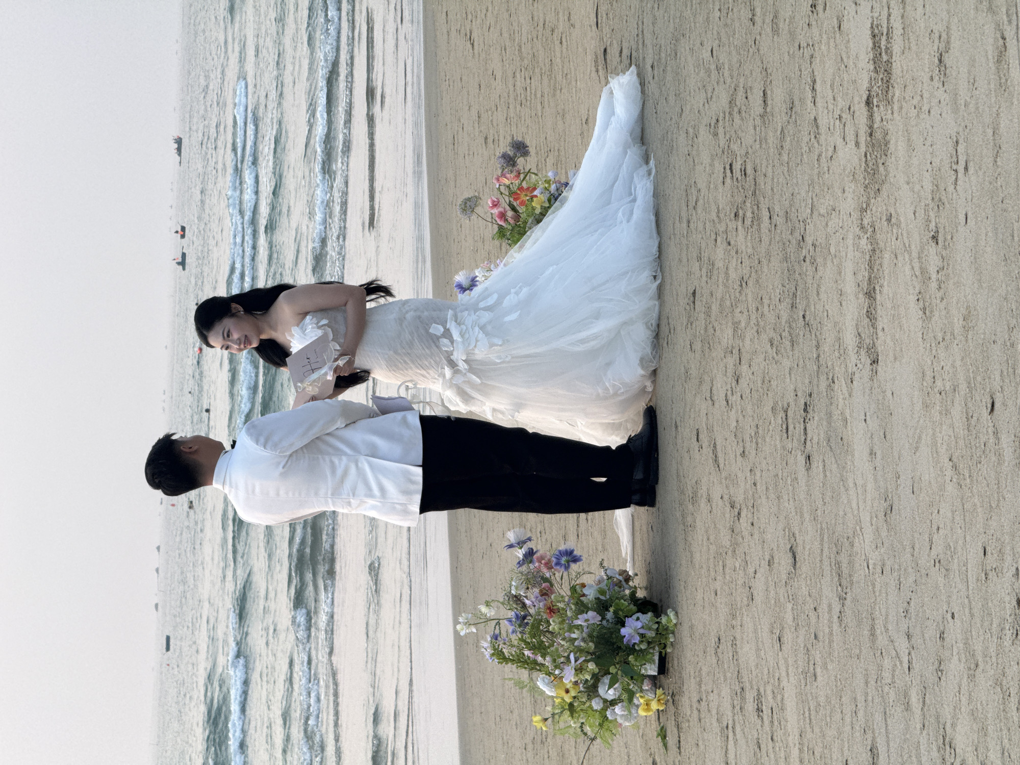 Beach wedding ceremony captures sunset moment in Đà Nẵng