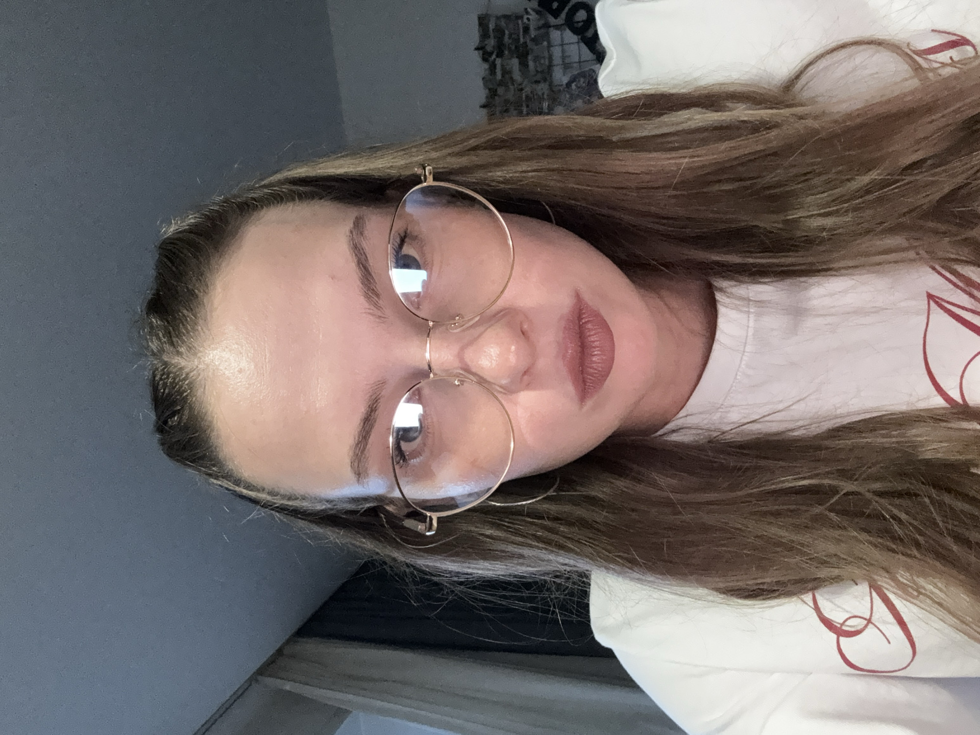 Multiple selfies, same look, same room, Perm