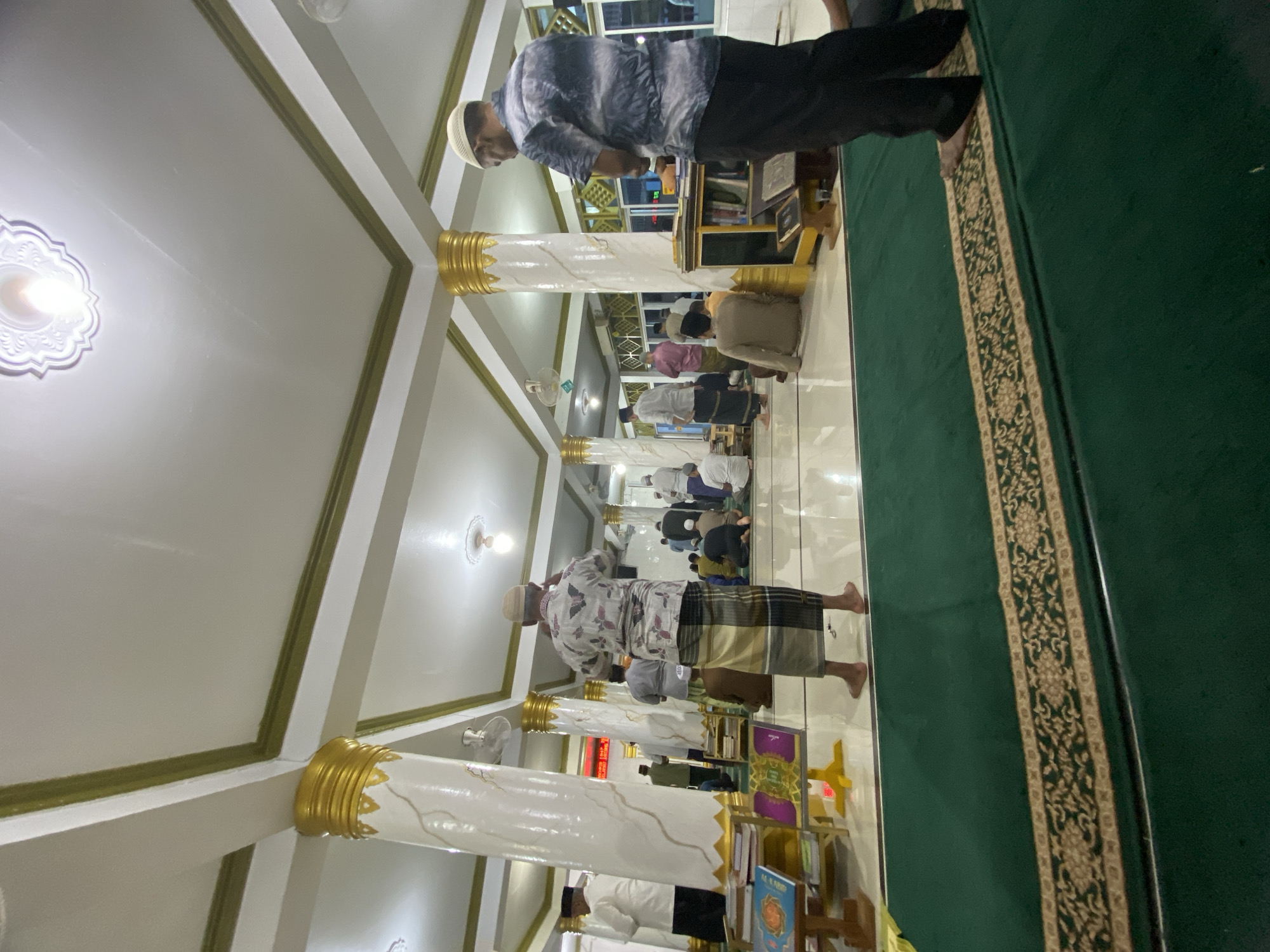 Friday prayer congregation fills Lhokseumawe mosque at midday