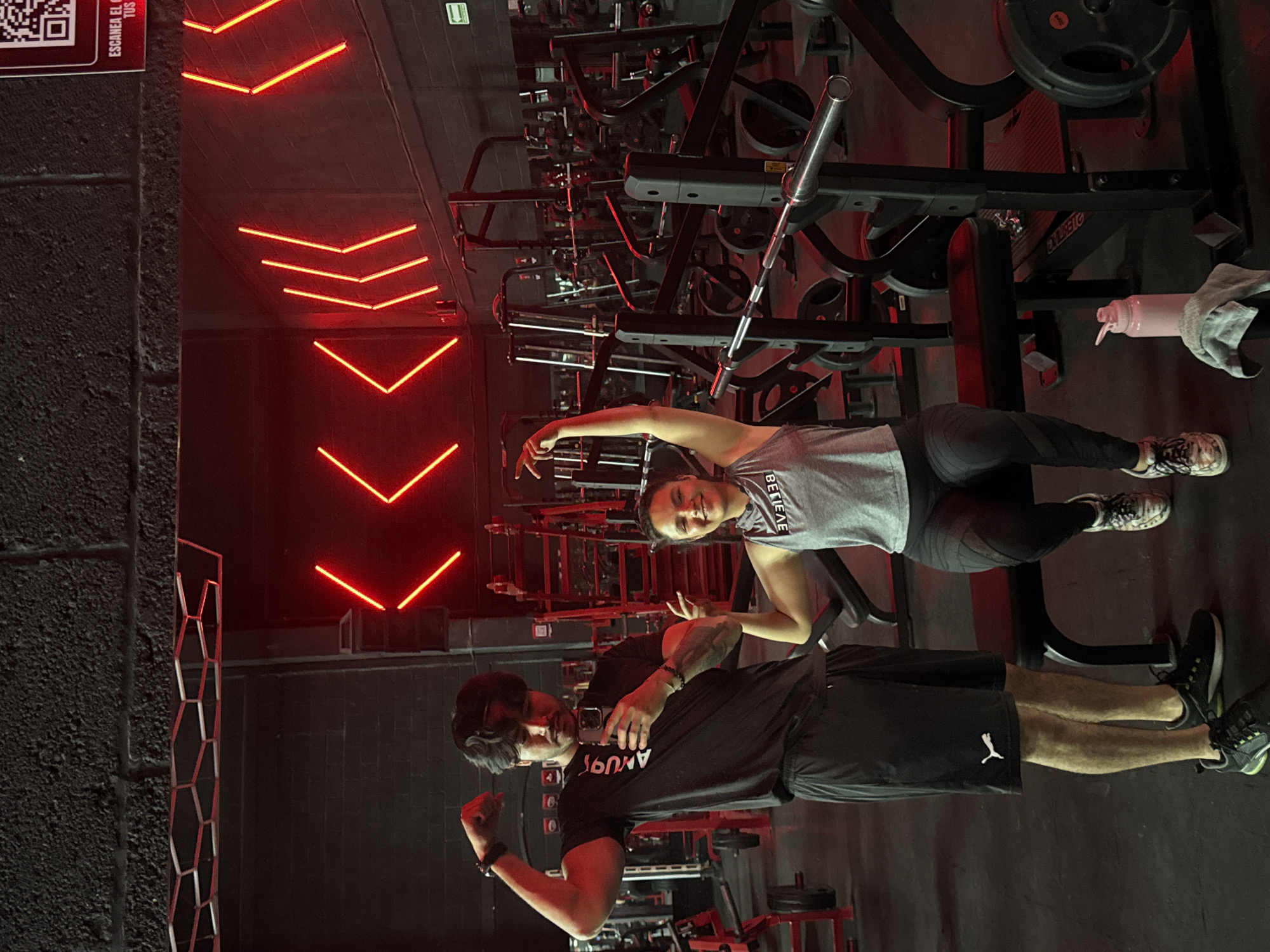 Late-night gym selfies captured in Puebla fitness center