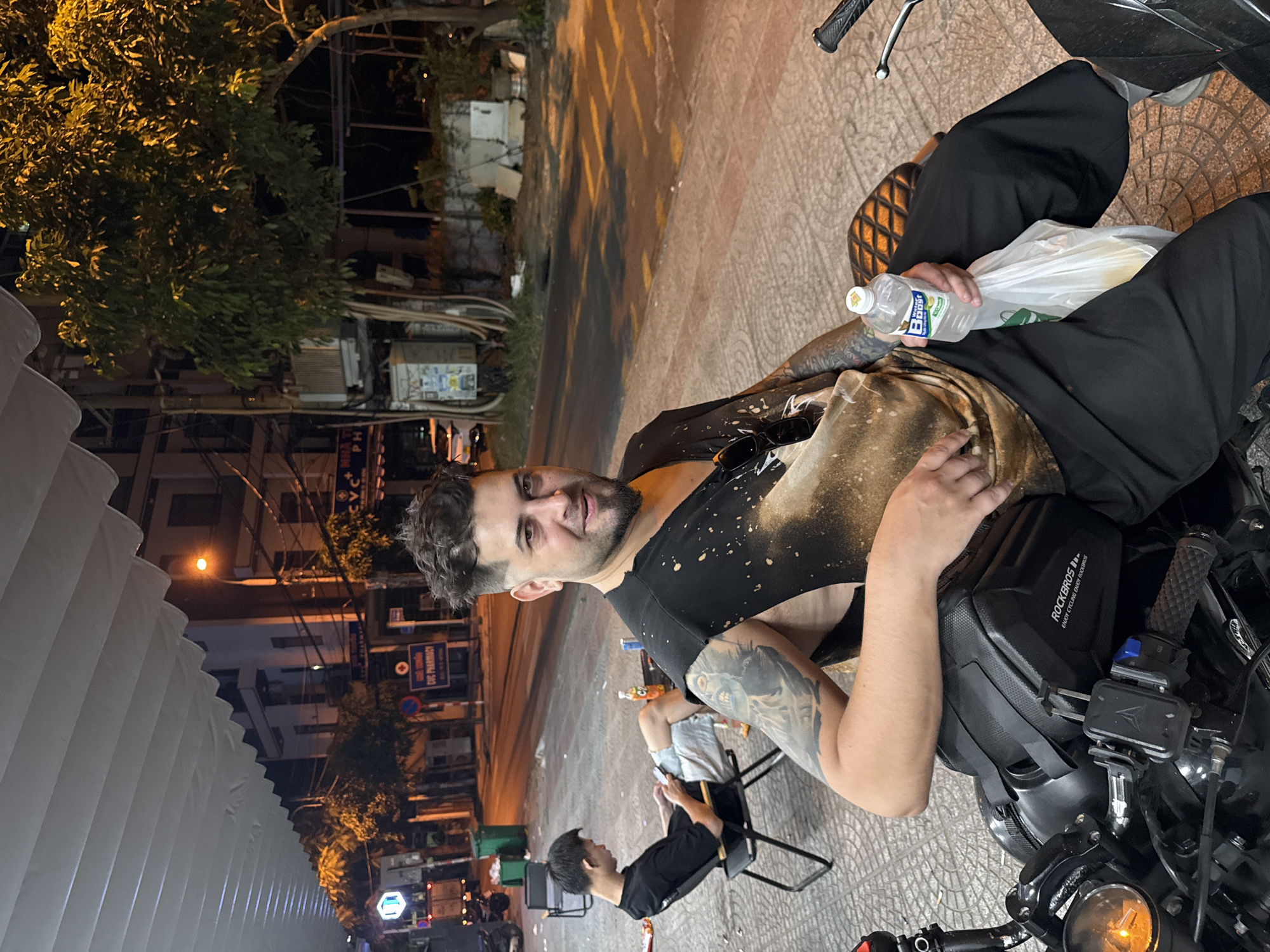 Tattooed man spotted on motorcycle in Đà Nẵng street