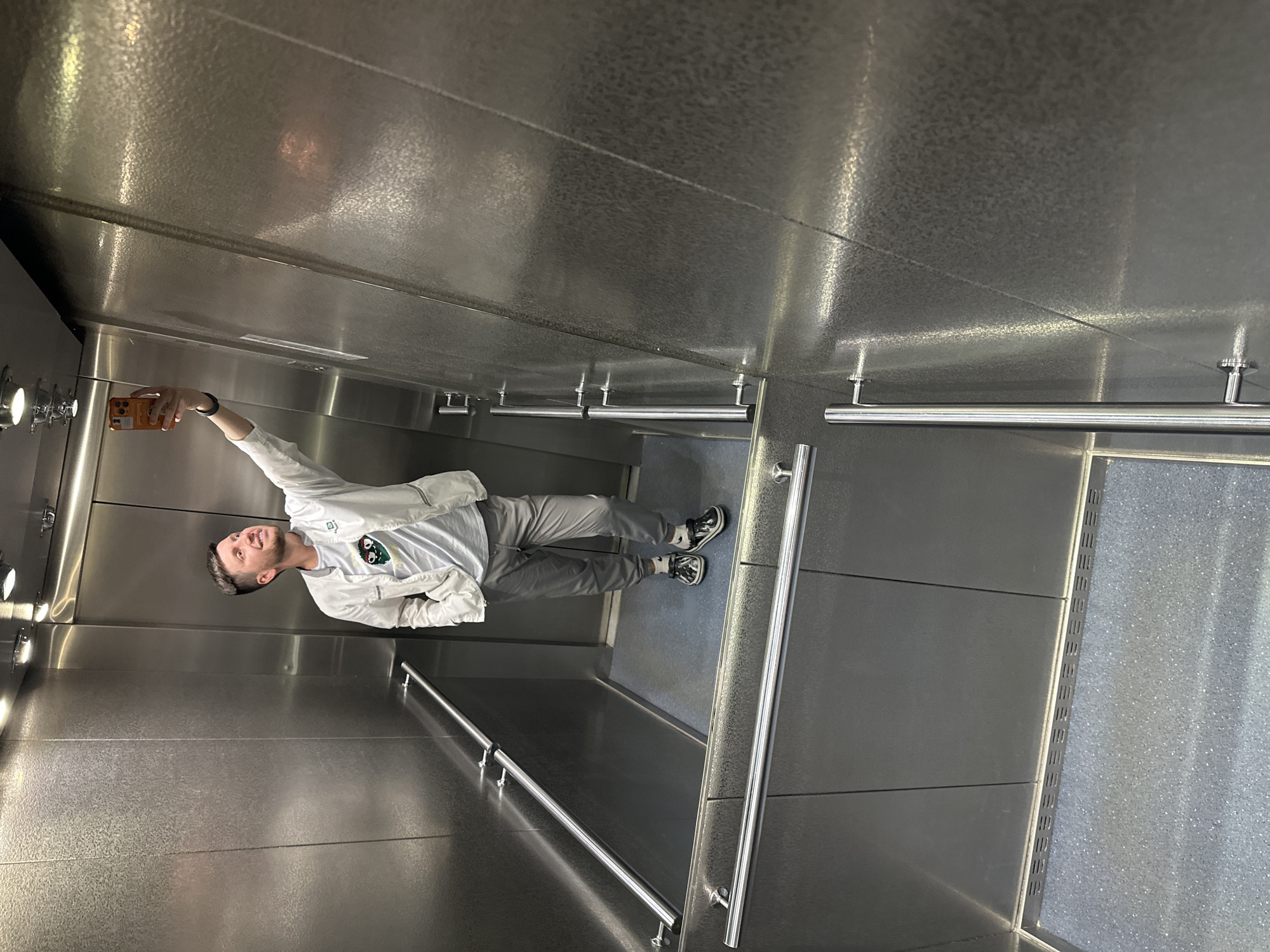 Lab worker documents shift with selfies at Moscow medical facility