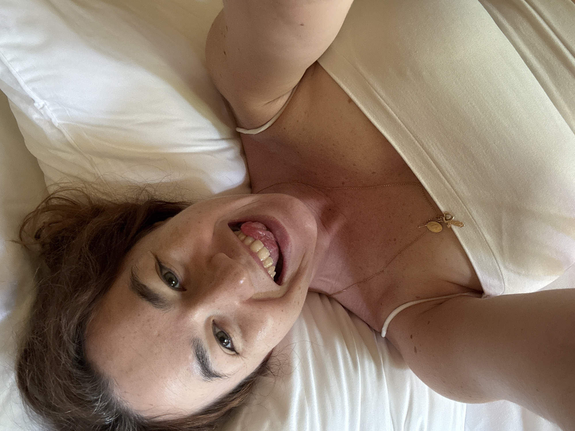 Morning bed selfies in a Koh Samui guesthouse room