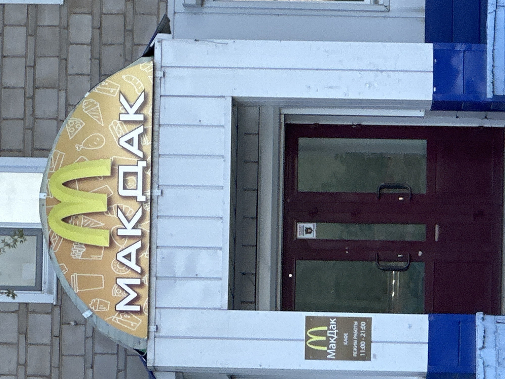 Witness documents ordinary street scenes in Sayansk, Russia