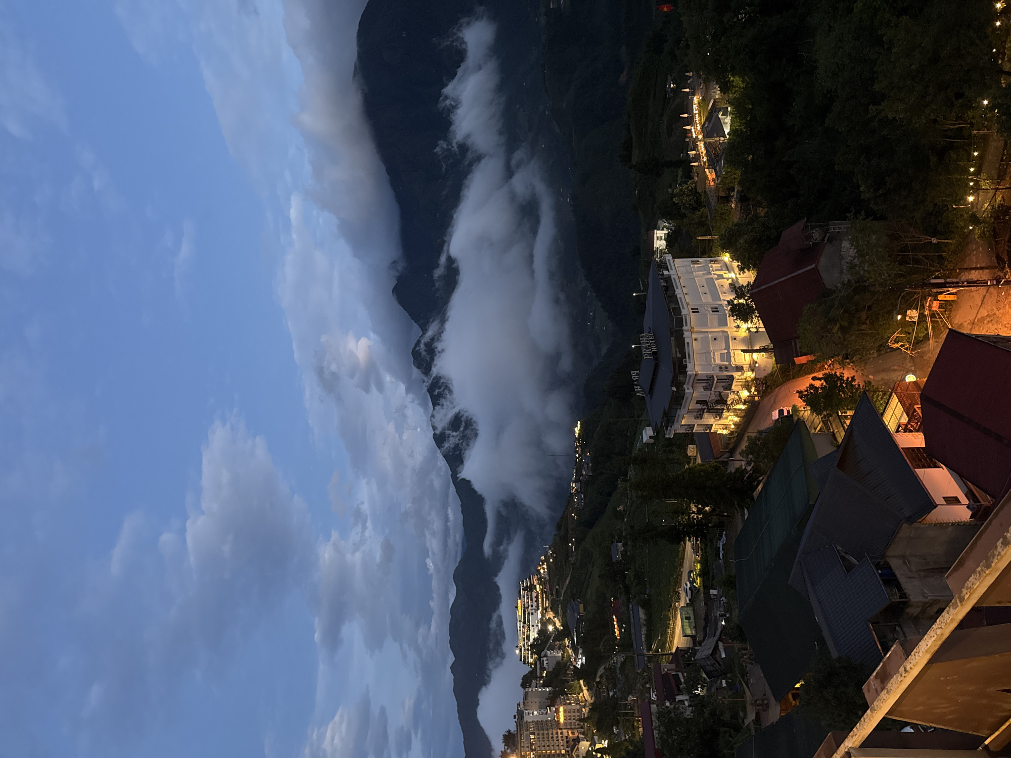 Evening scenes captured in Sa Pa Ward's mountains and restaurants
