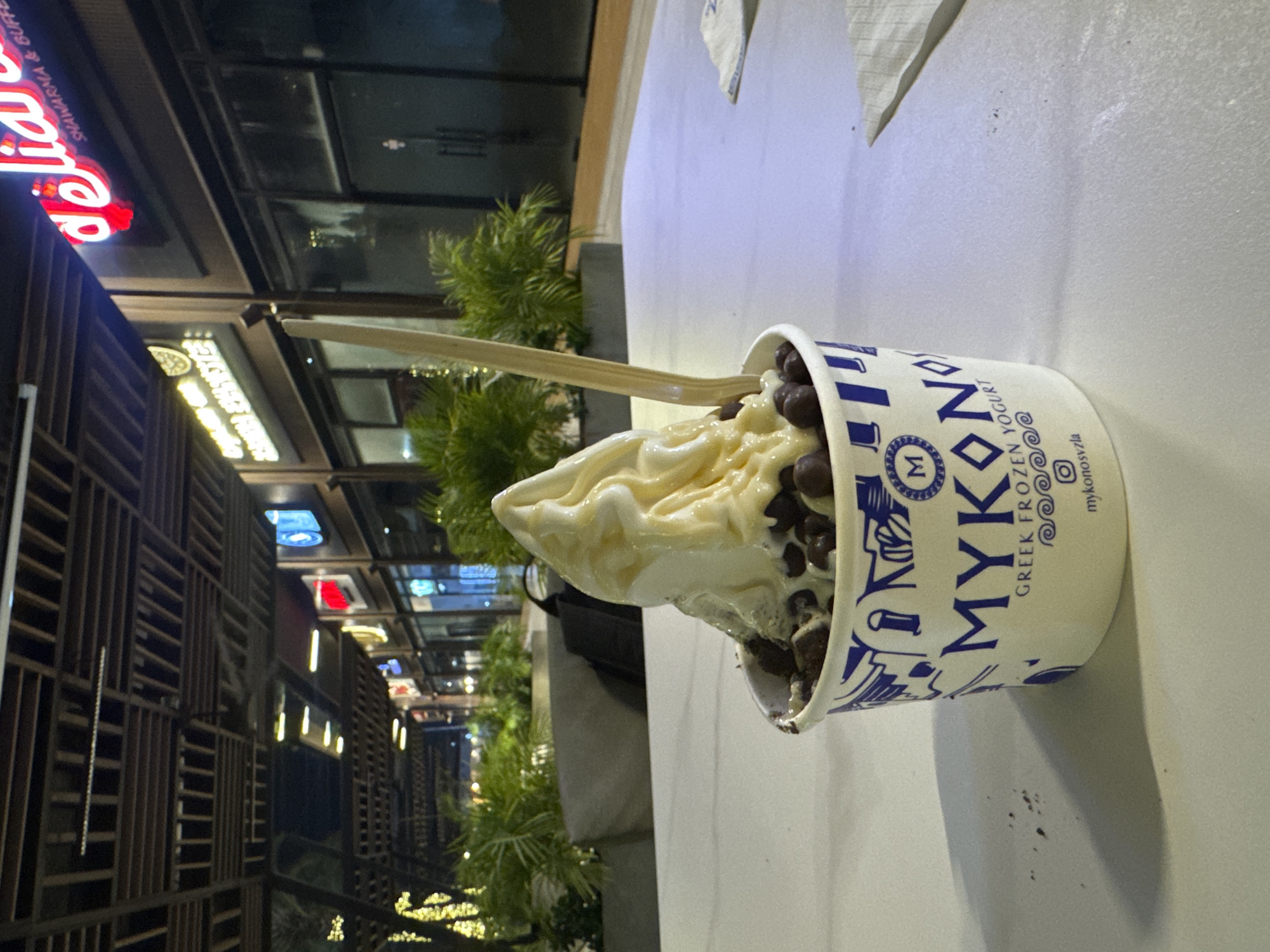 Late-night food tour documented in Pampatar, Venezuela