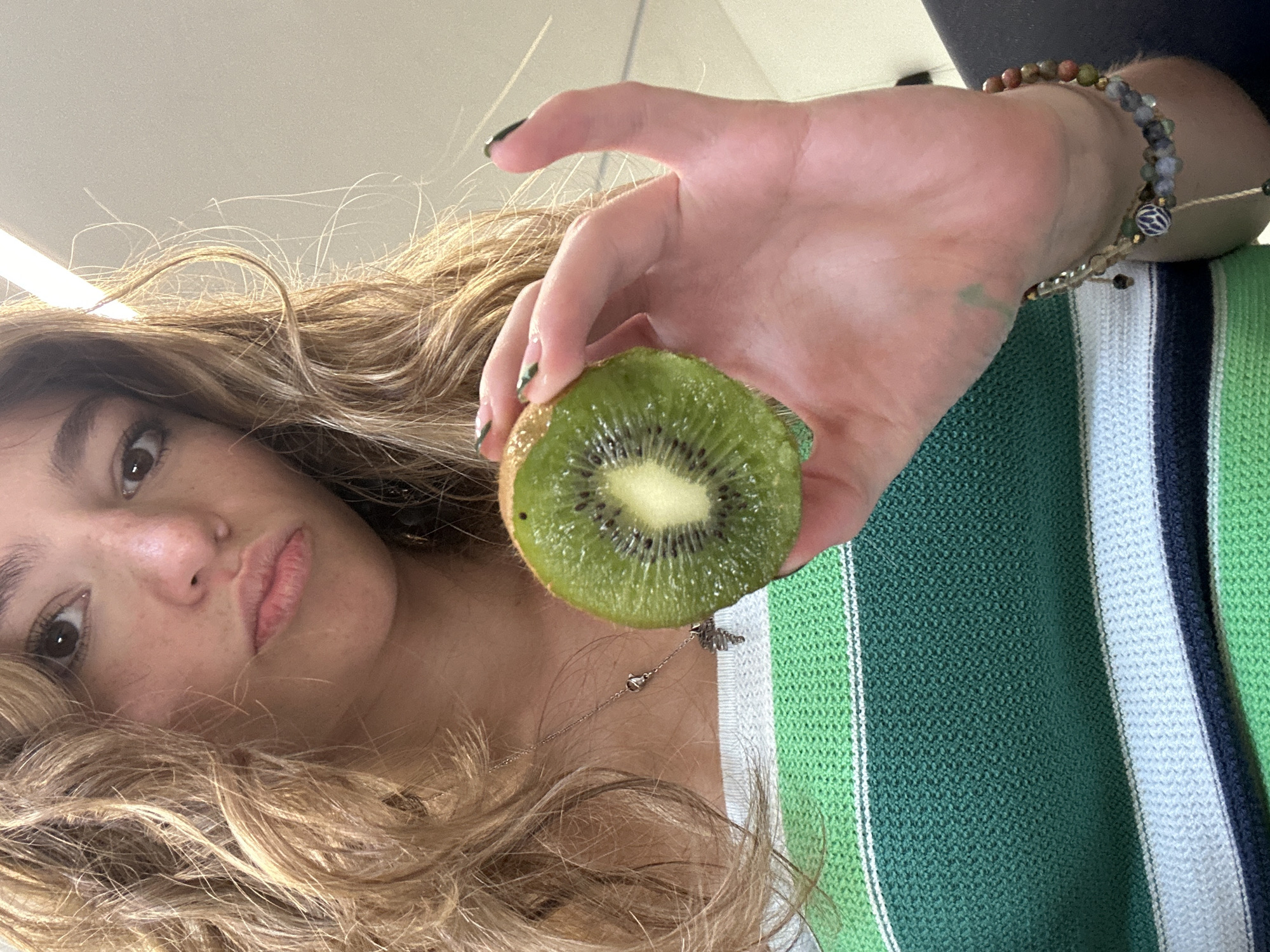 Person shares kiwi and Nutella snacks in Puebla office