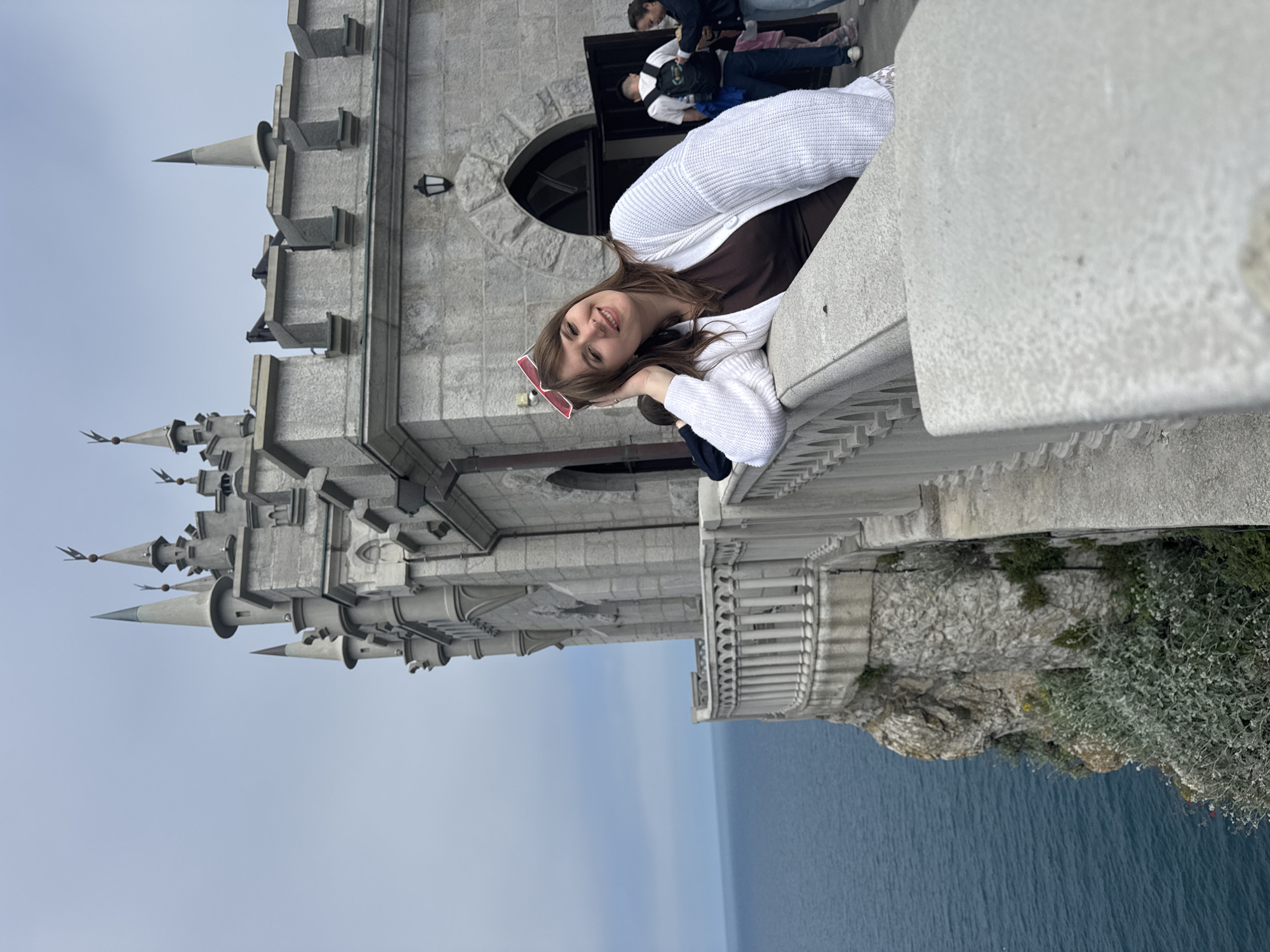 Tourist visit documented at Ukraine's clifftop Swallow's Nest castle