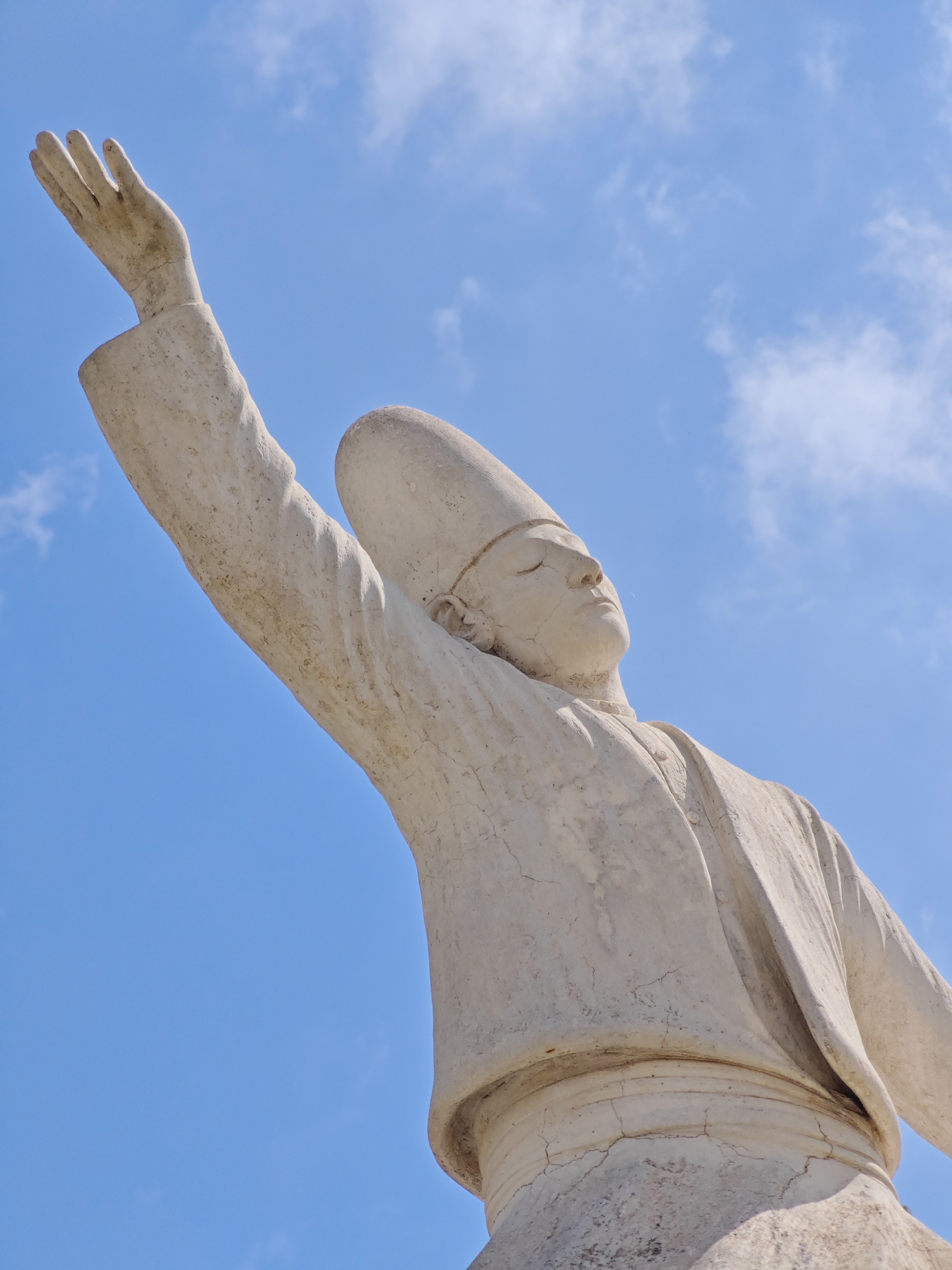 Morning stroll captures spring blooms, monuments in Finike, Turkey