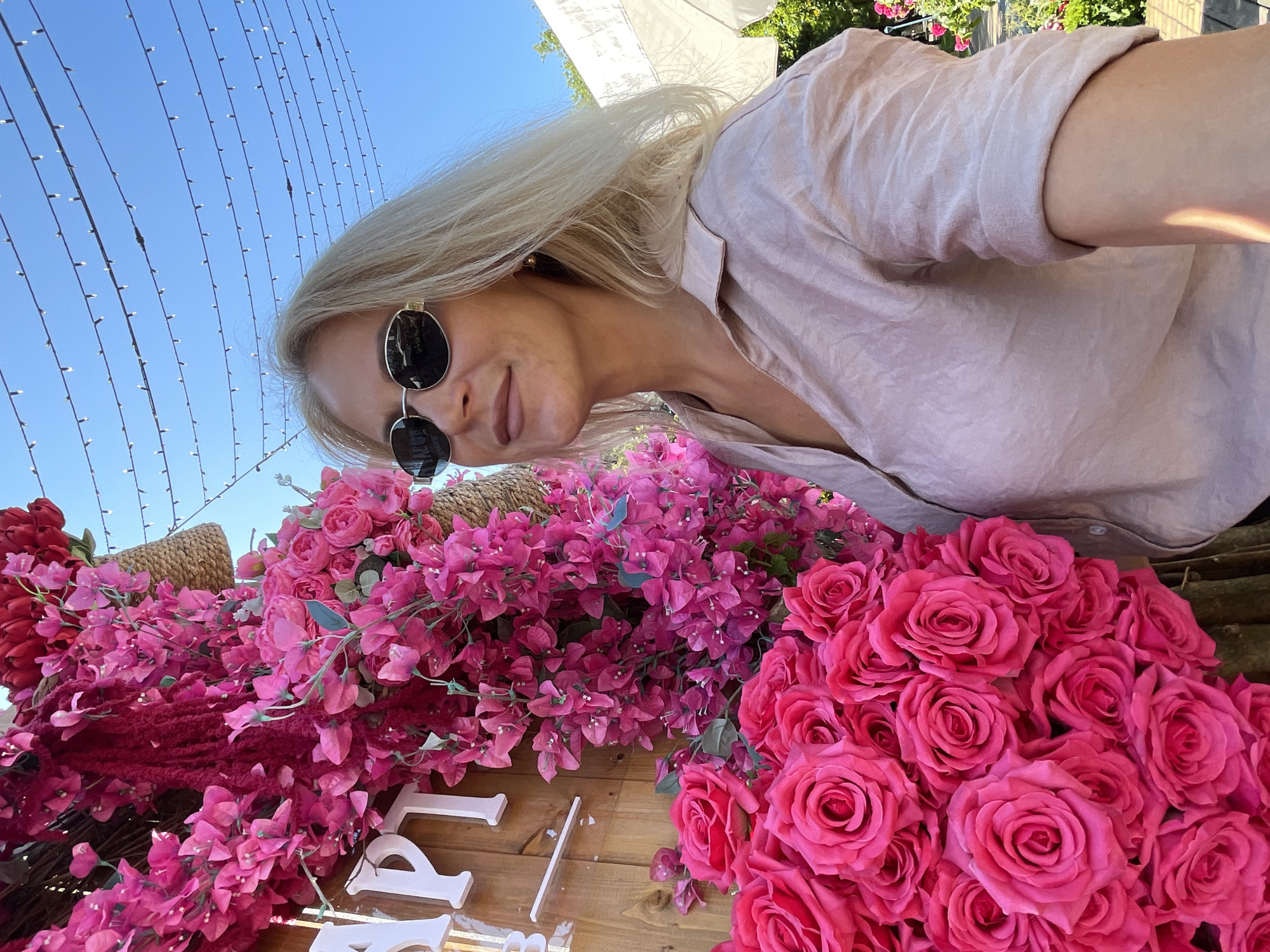 Woman documents morning visit to Sochi's blooming rose gardens