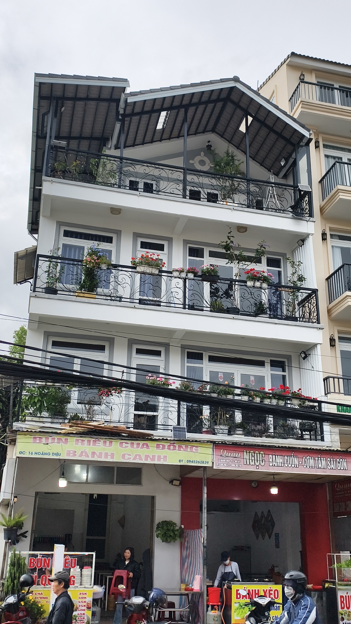 Da Lat street life: shops, scooters, and cloudy mid-morning scenes