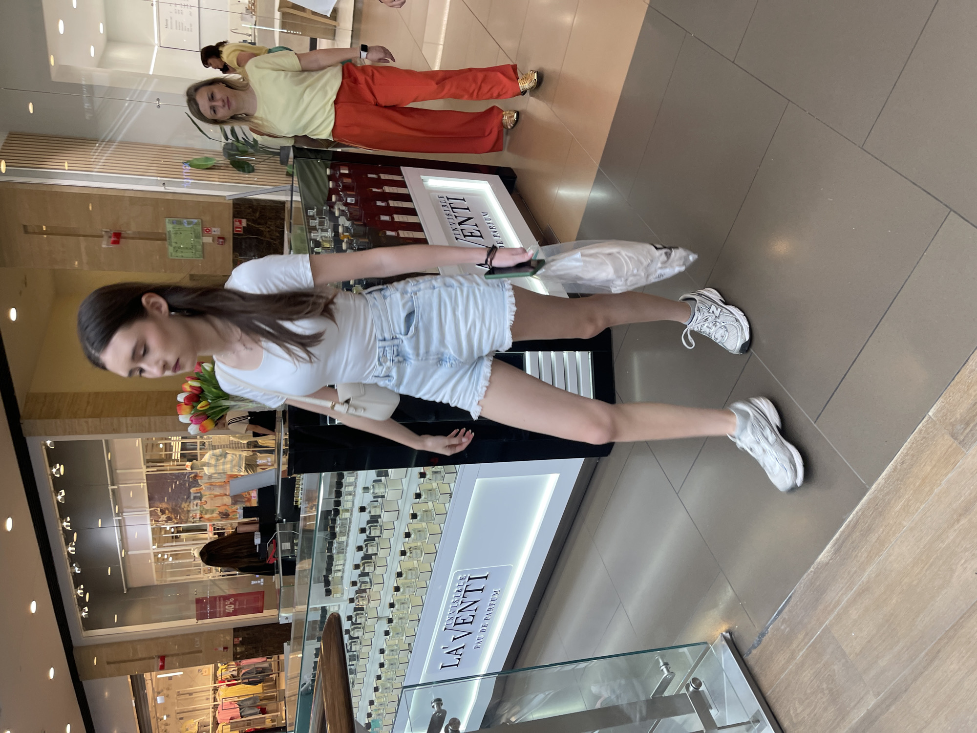 Moscow daily life captured across malls, restaurants, gaming venues