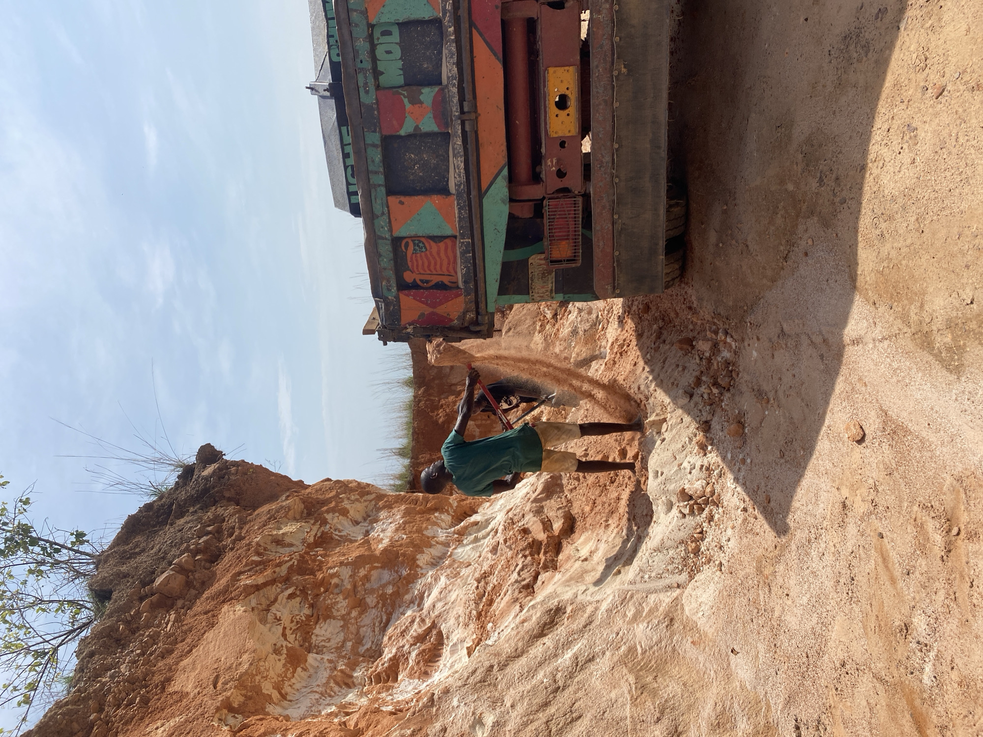 Man digs into cliff face in Asaga Amangwu, Nigeria