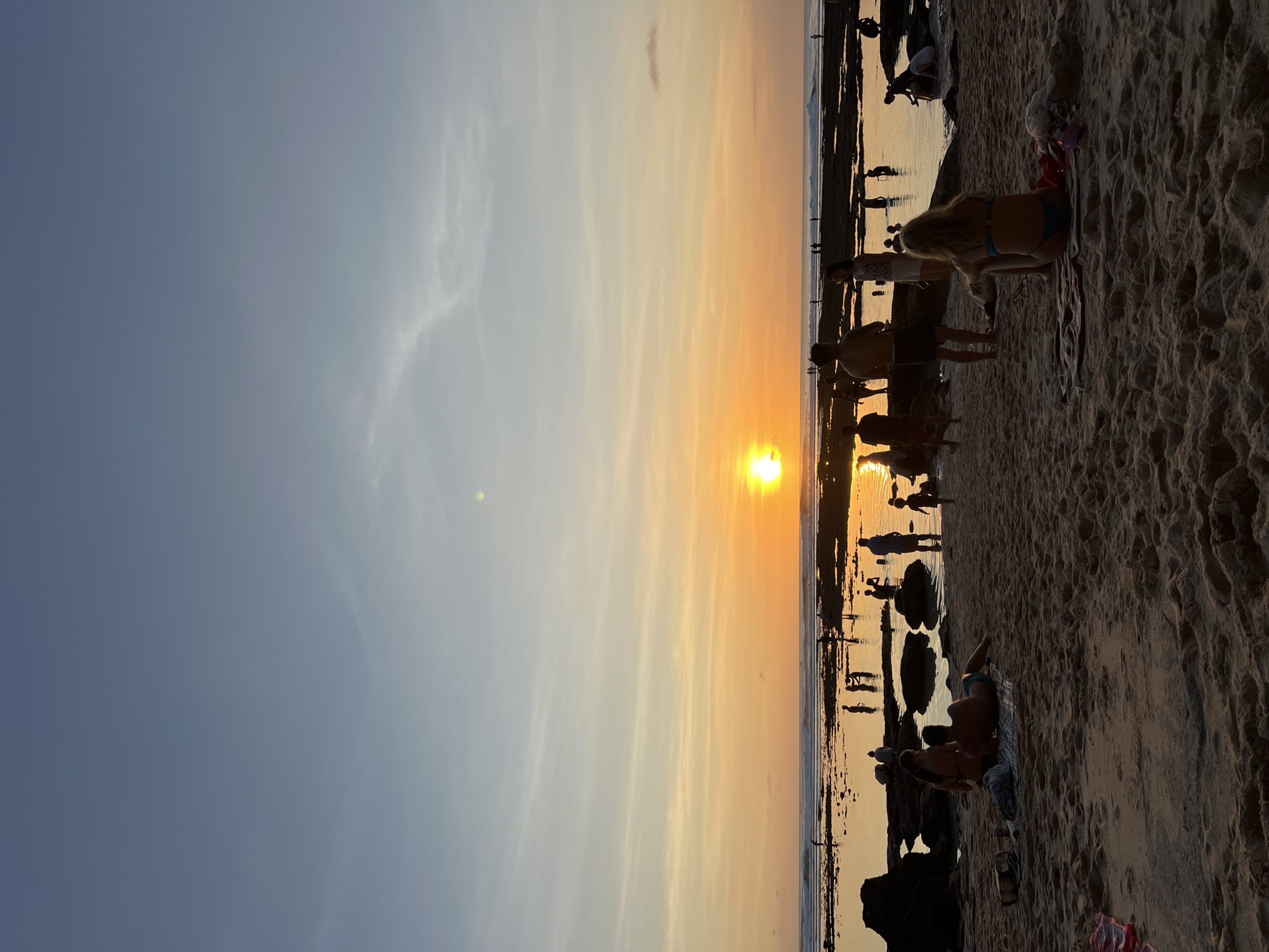 Sunset dining draws visitors to oceanside restaurant district