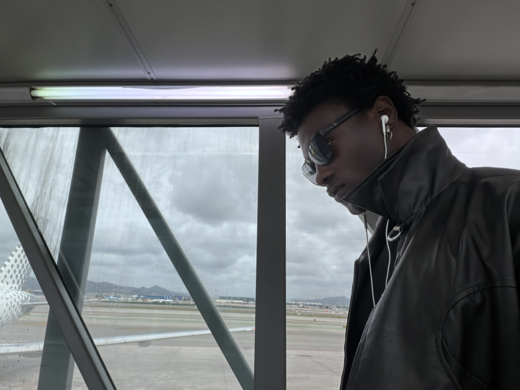 Passenger observed in jet bridge at Barcelona airport