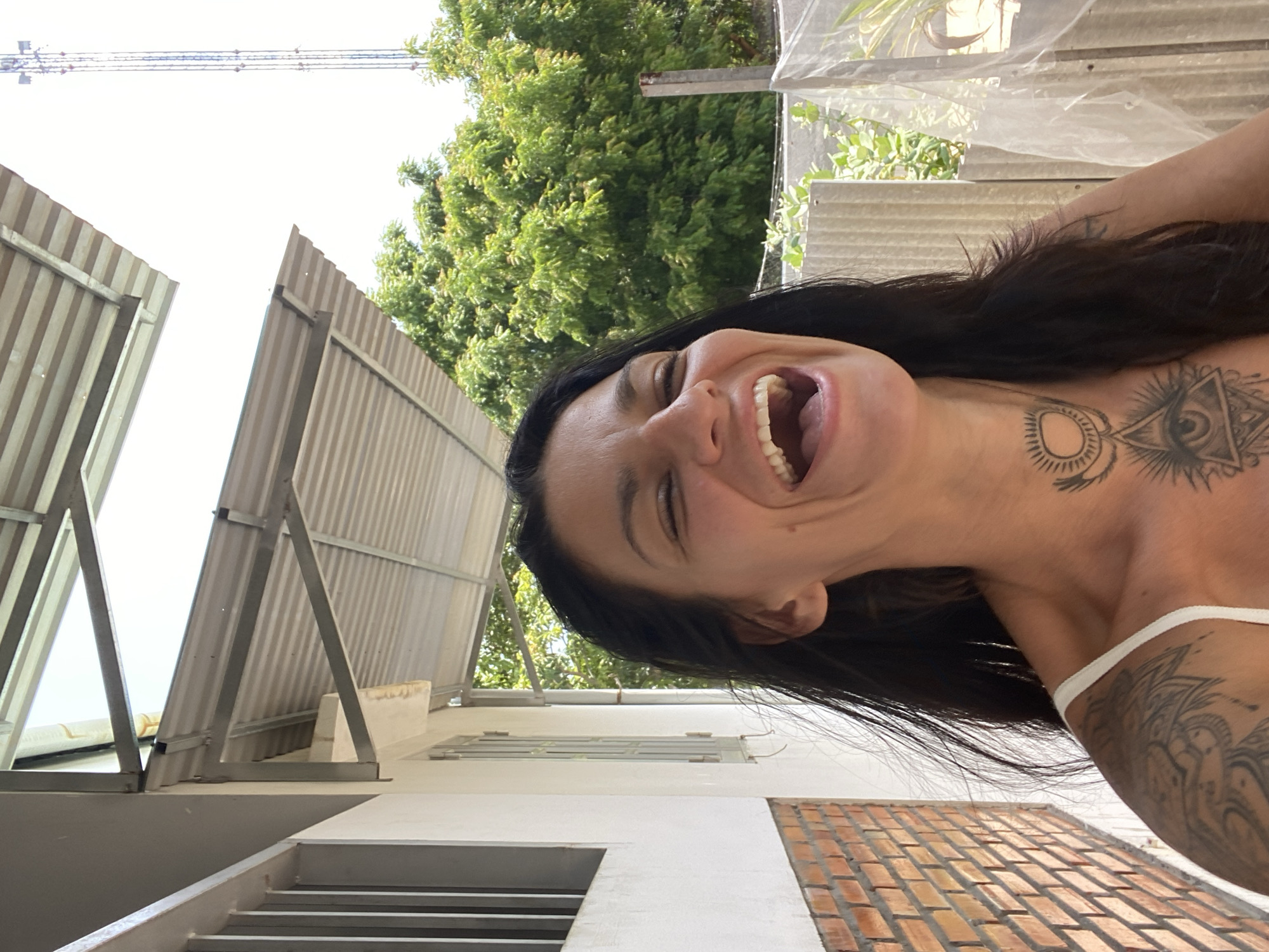 Photo session in Mũi Né mixing outdoor selfies and candlelit portraits