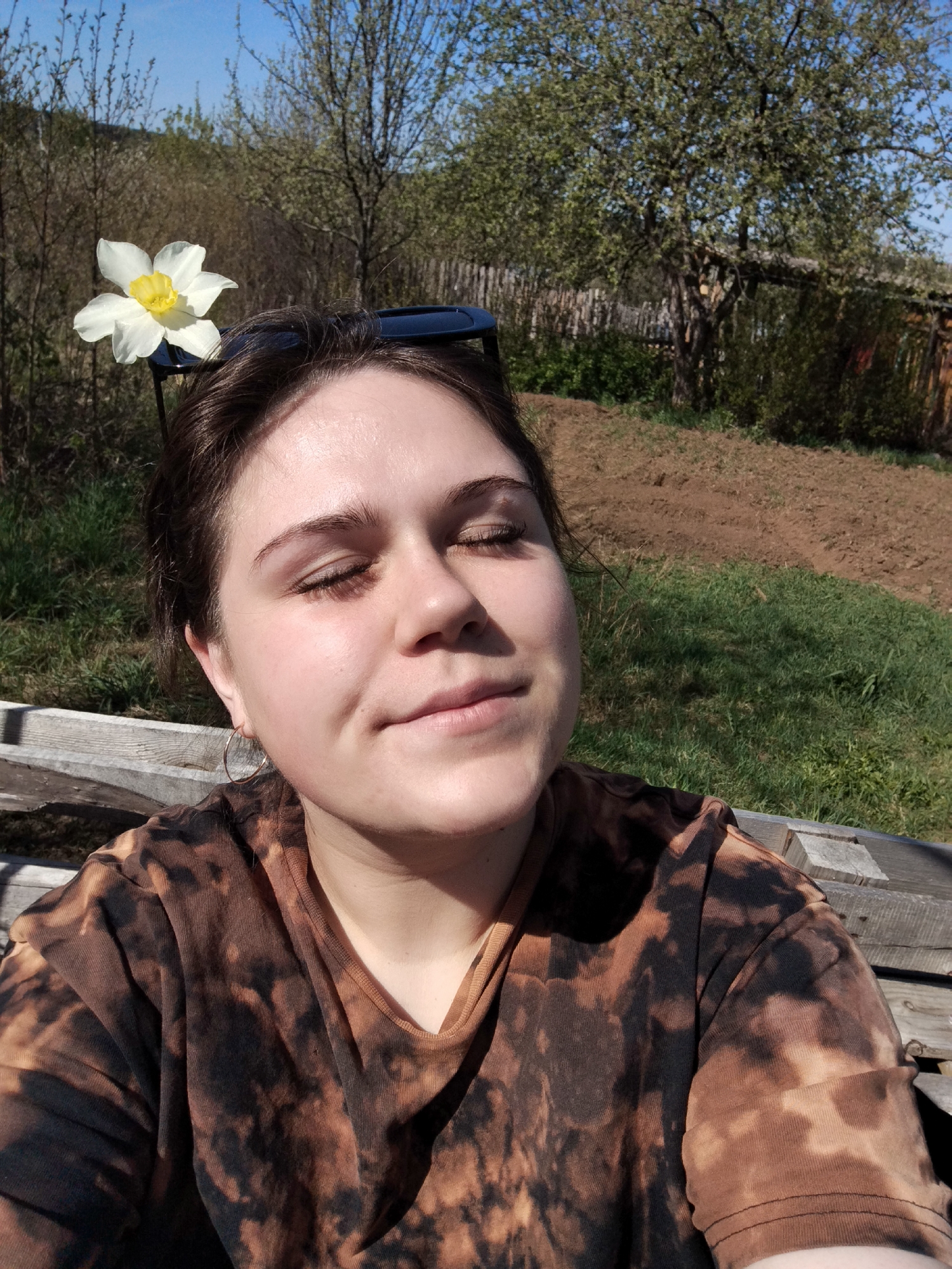 Quiet flower photography session documented in Chaikovsky, Russia