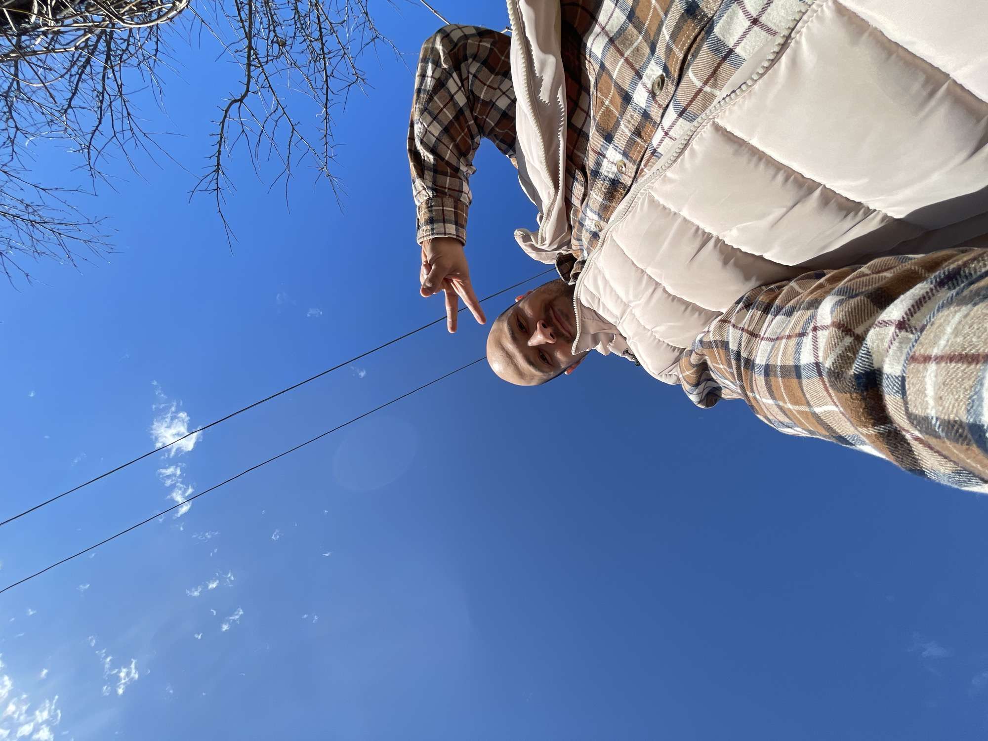Person makes peace sign under clear skies in Zav'yalovo