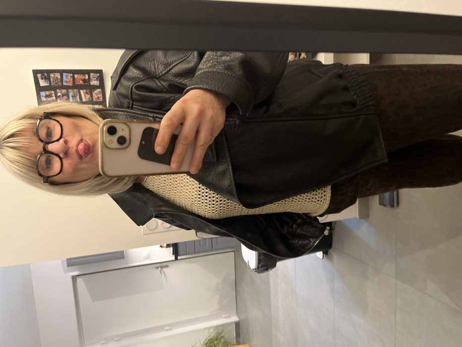 Woman documents daily routine with selfies and pet in France