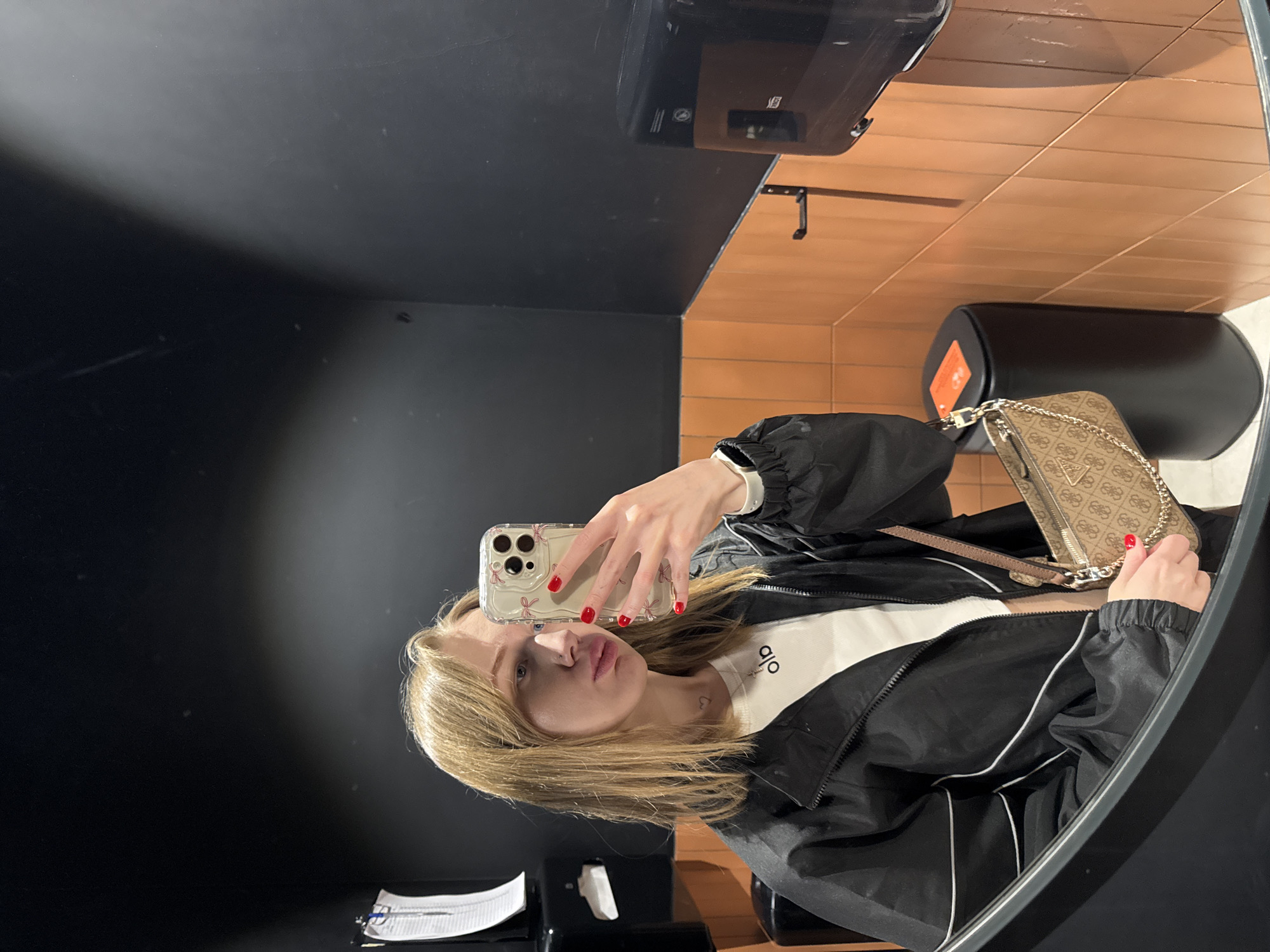 Woman takes bathroom selfies in Ovoshchnoy, Russia