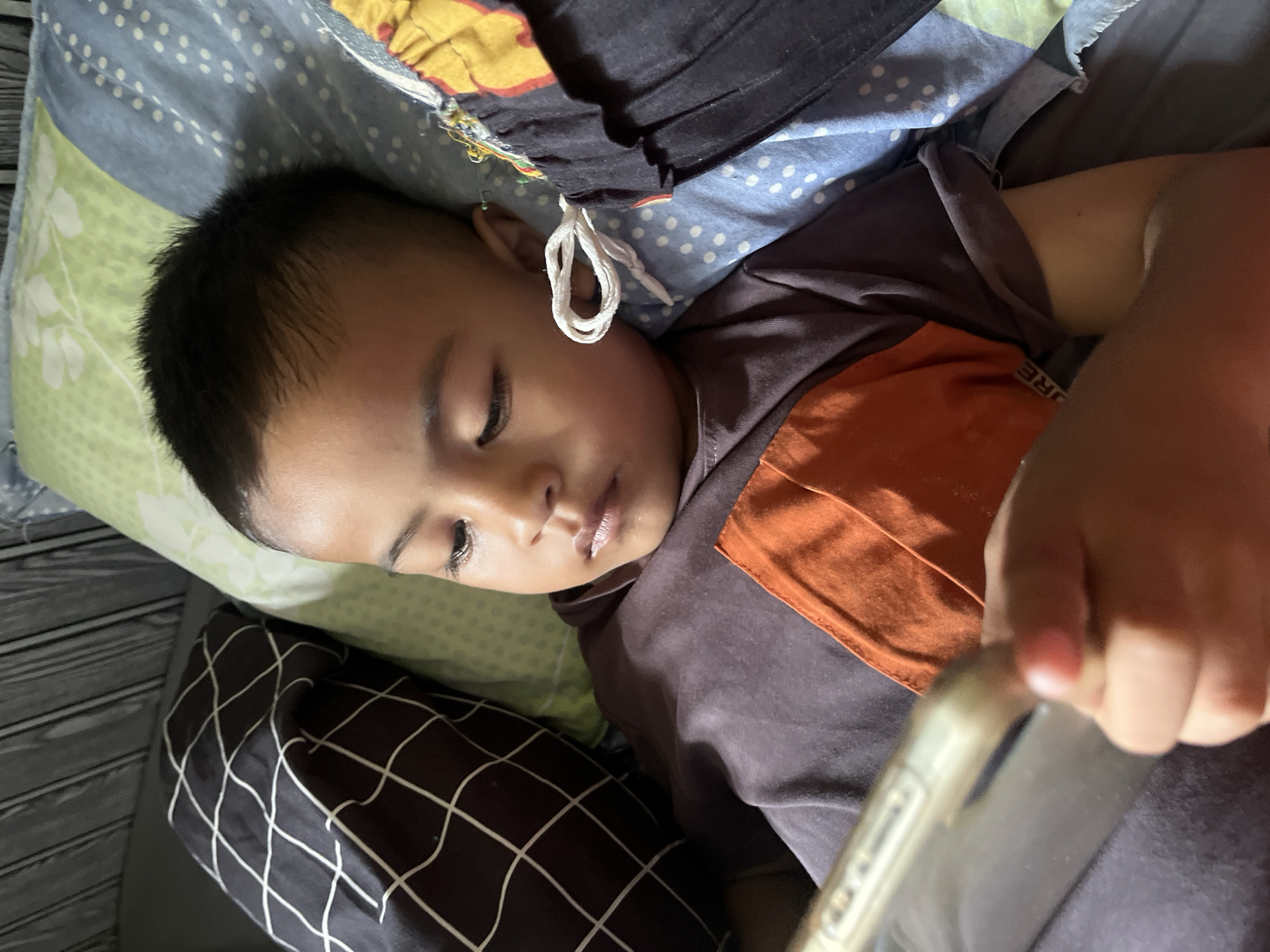 Early morning captures show sleeping child, text message in Kranggan