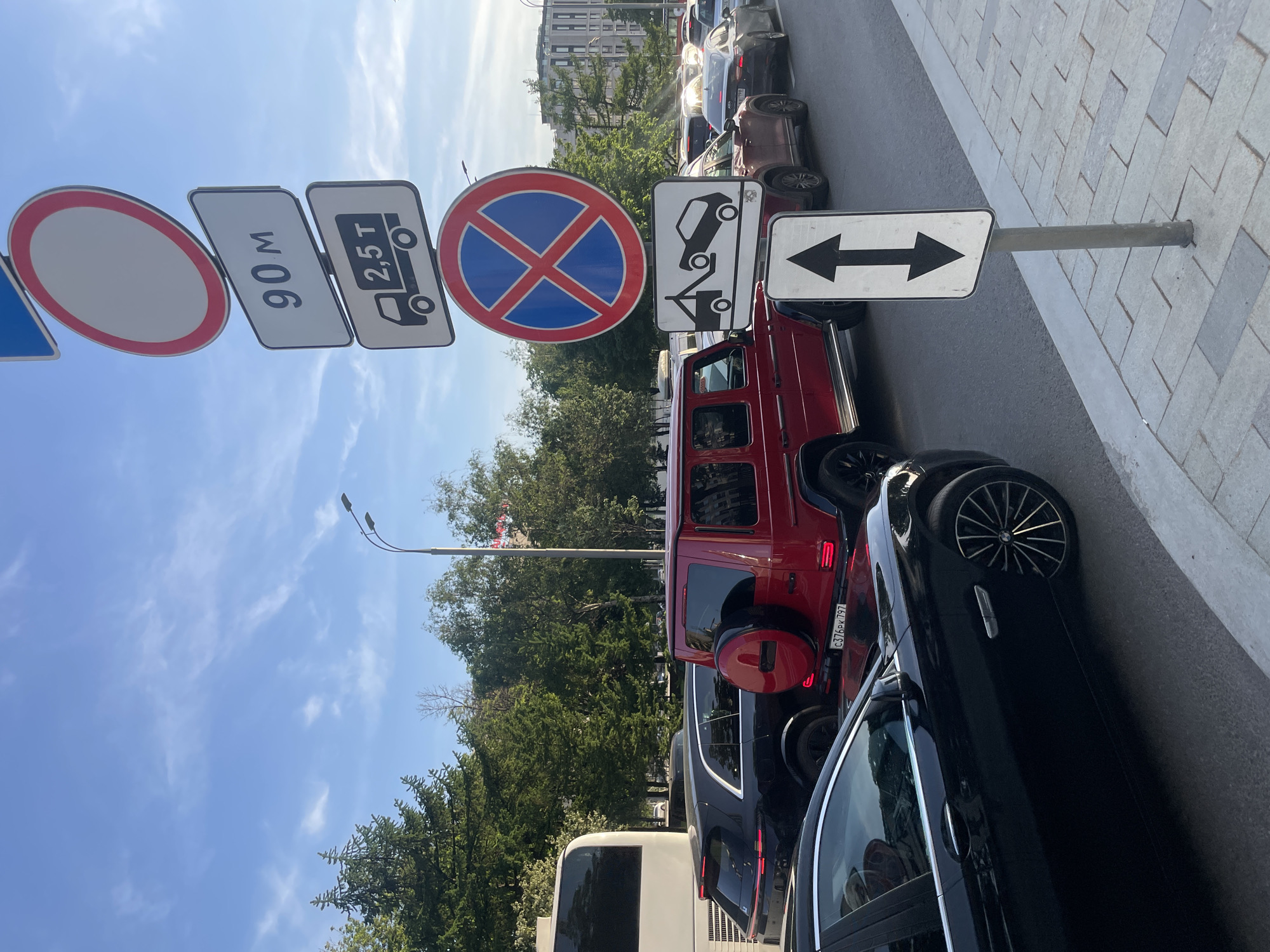 Casual street scenes documented in Moscow during afternoon hours