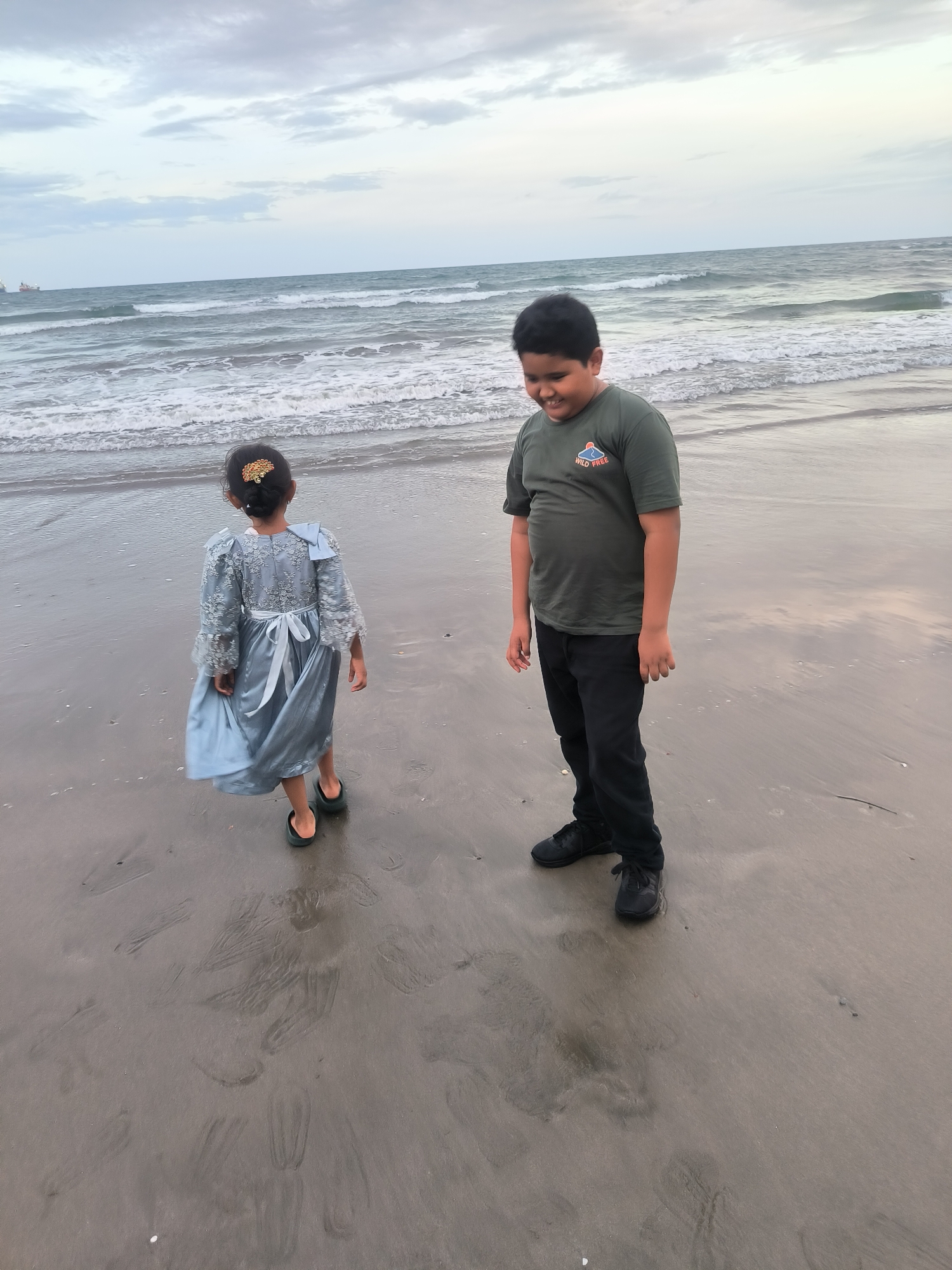 Families enjoy overcast afternoon at Lhokseumawe beach