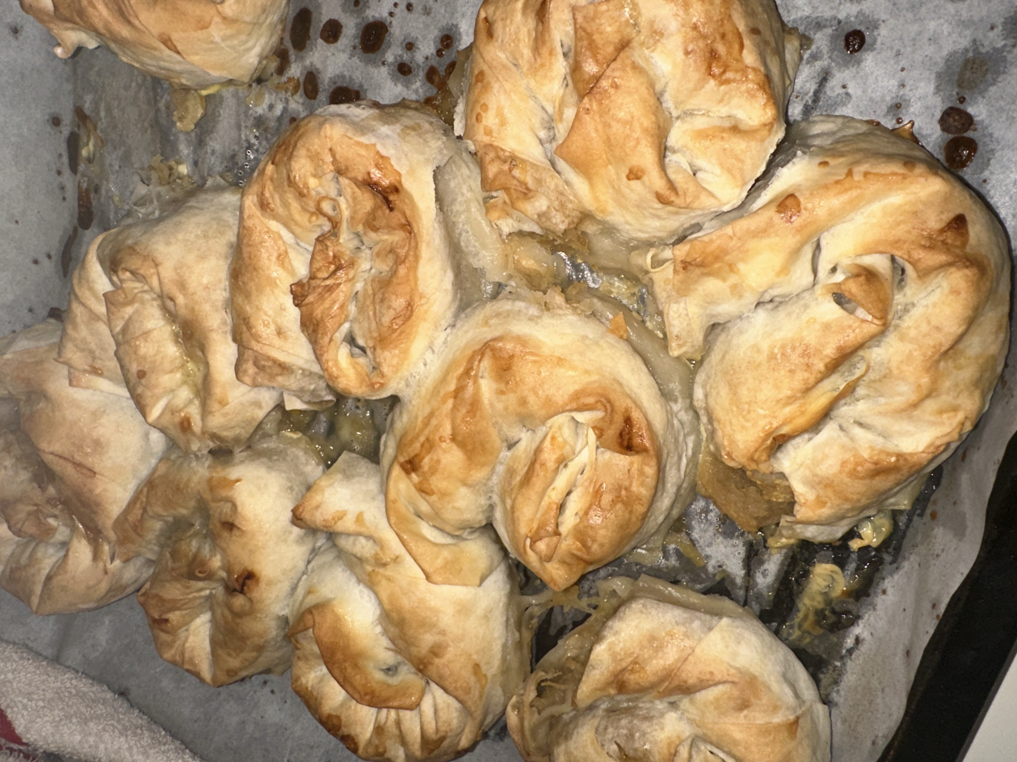 Evening food and nighttime stroll documented in Istanbul district