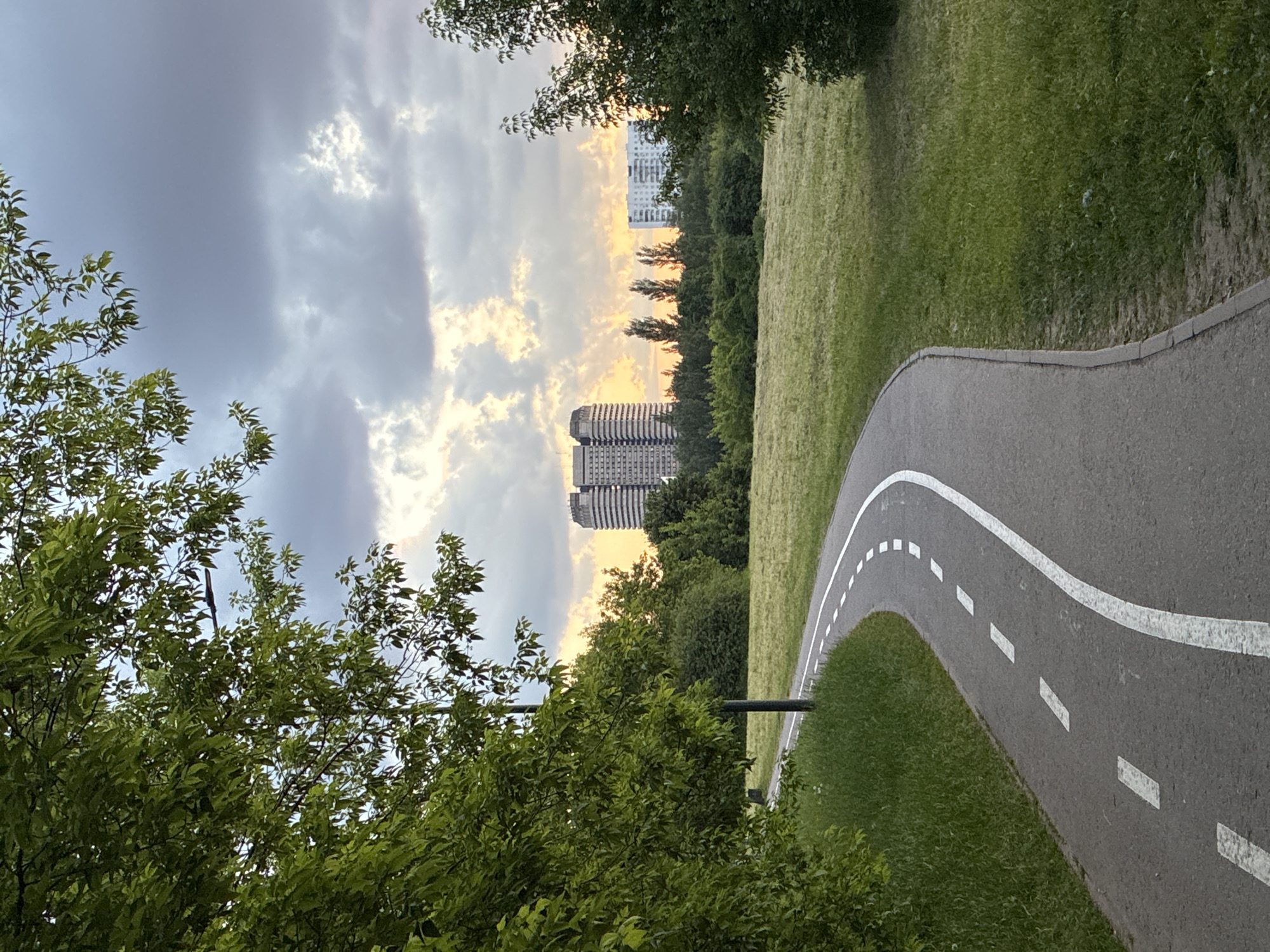 Moscow park scenes: golden hour portraits and maintenance work