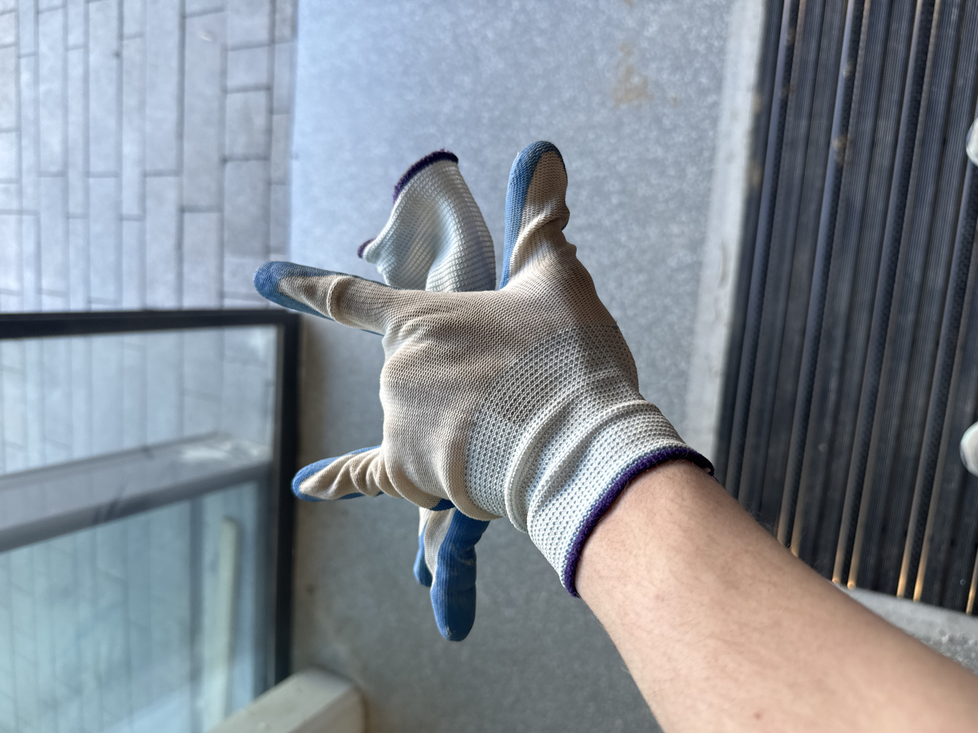 Hand gesture with distinctive glove observed in Kazan