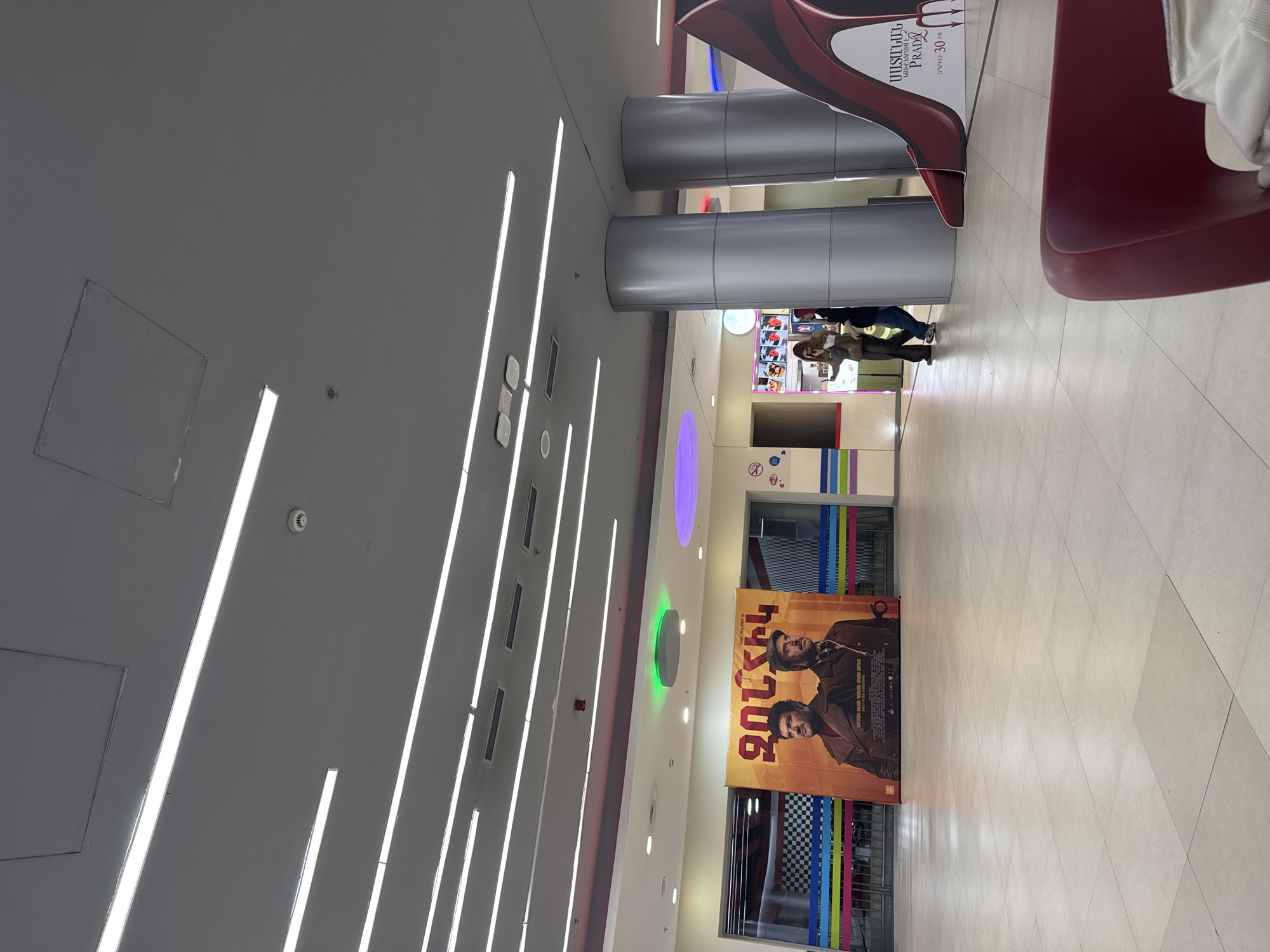 Ordinary afternoon scenes documented at Yerevan shopping complex