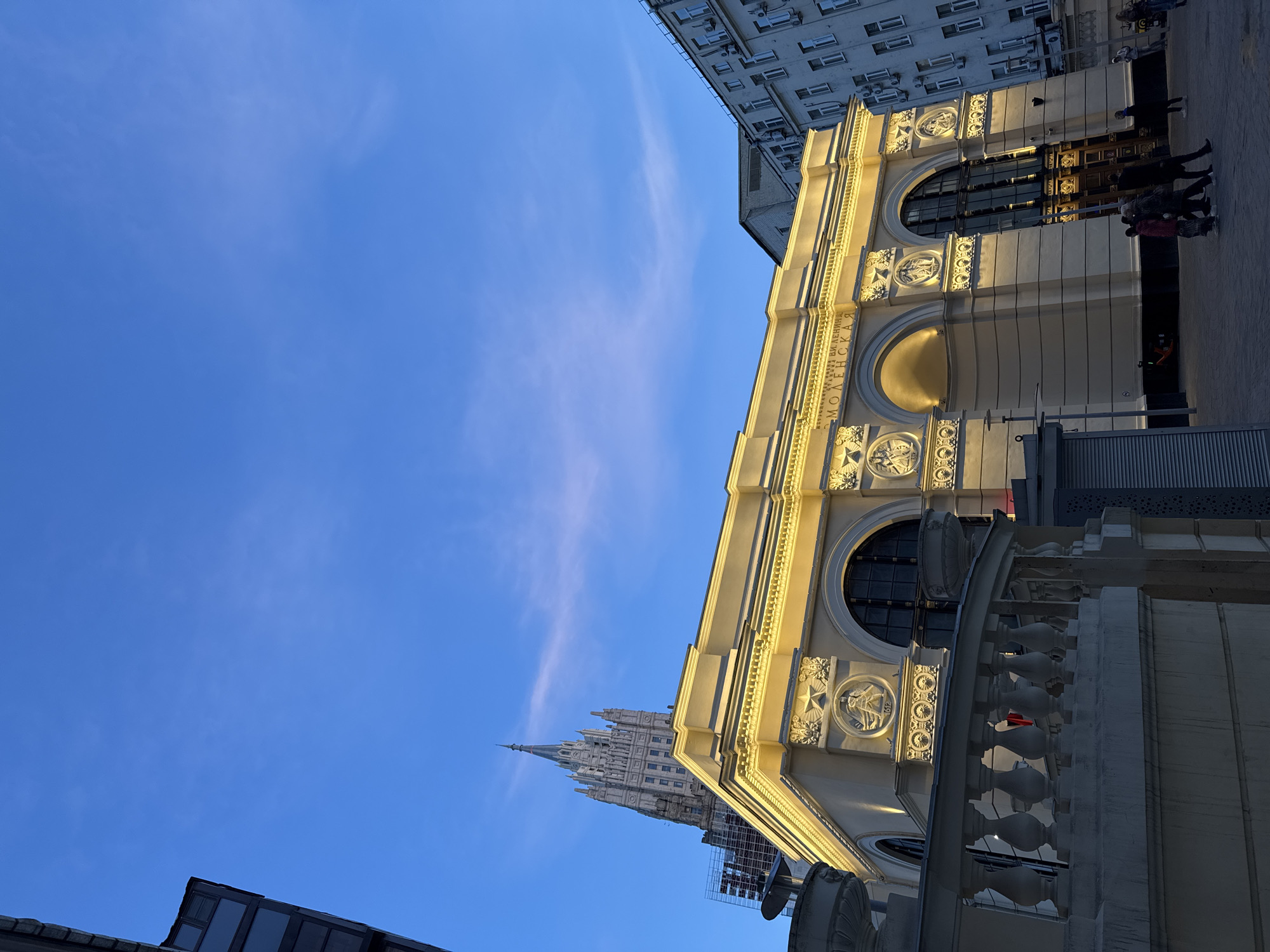 Afternoon street scenes documented in central Moscow