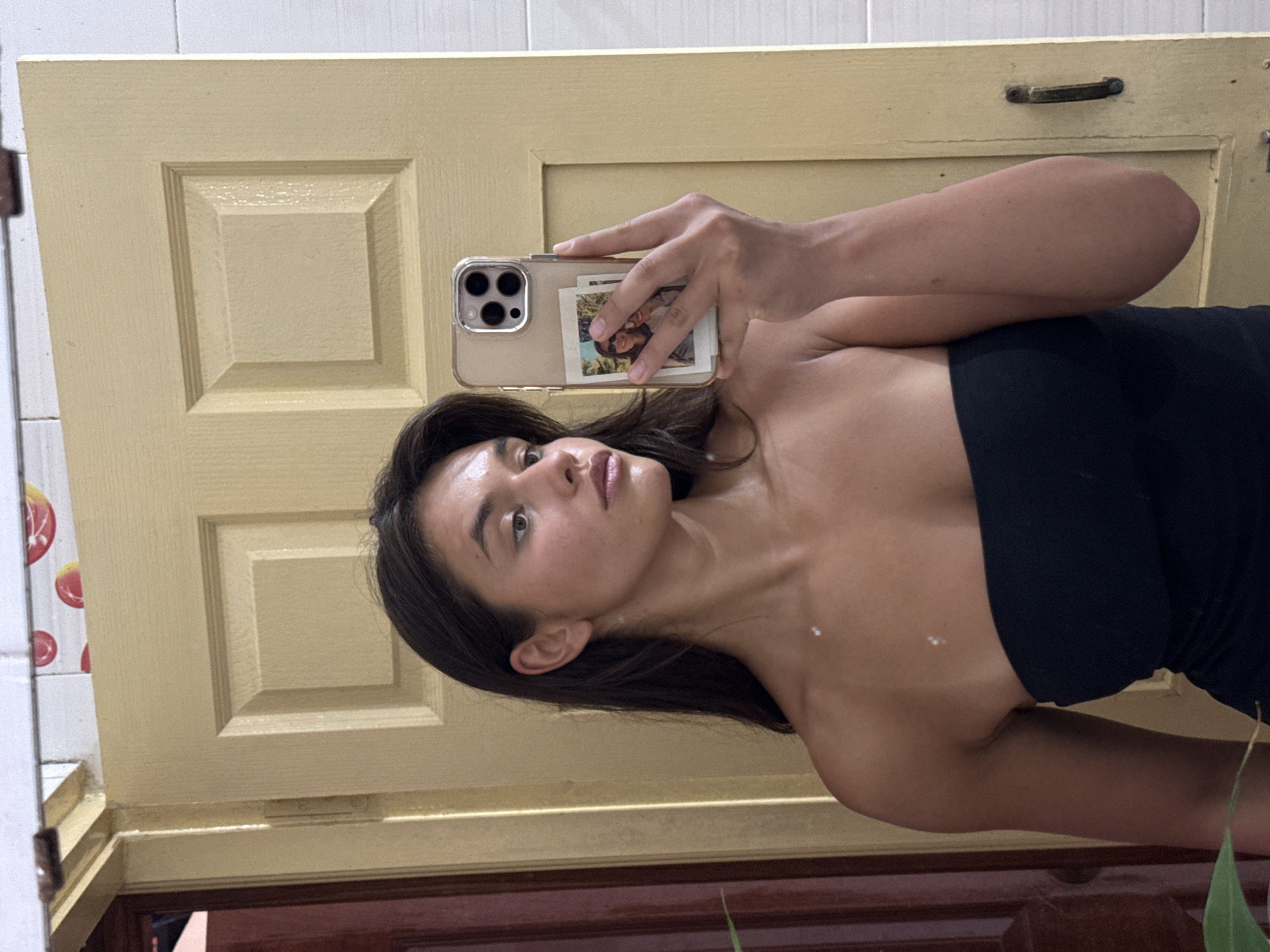 Woman documents daily routine with selfies, meal photos in Marra