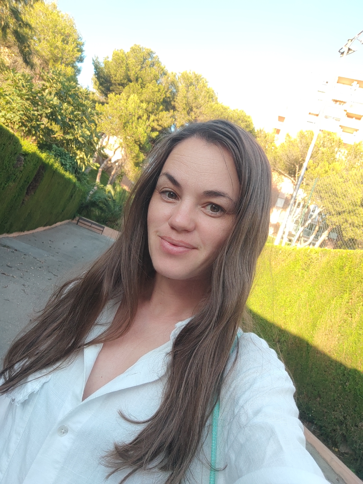 Morning garden moments in El Campello: paths and white flowers