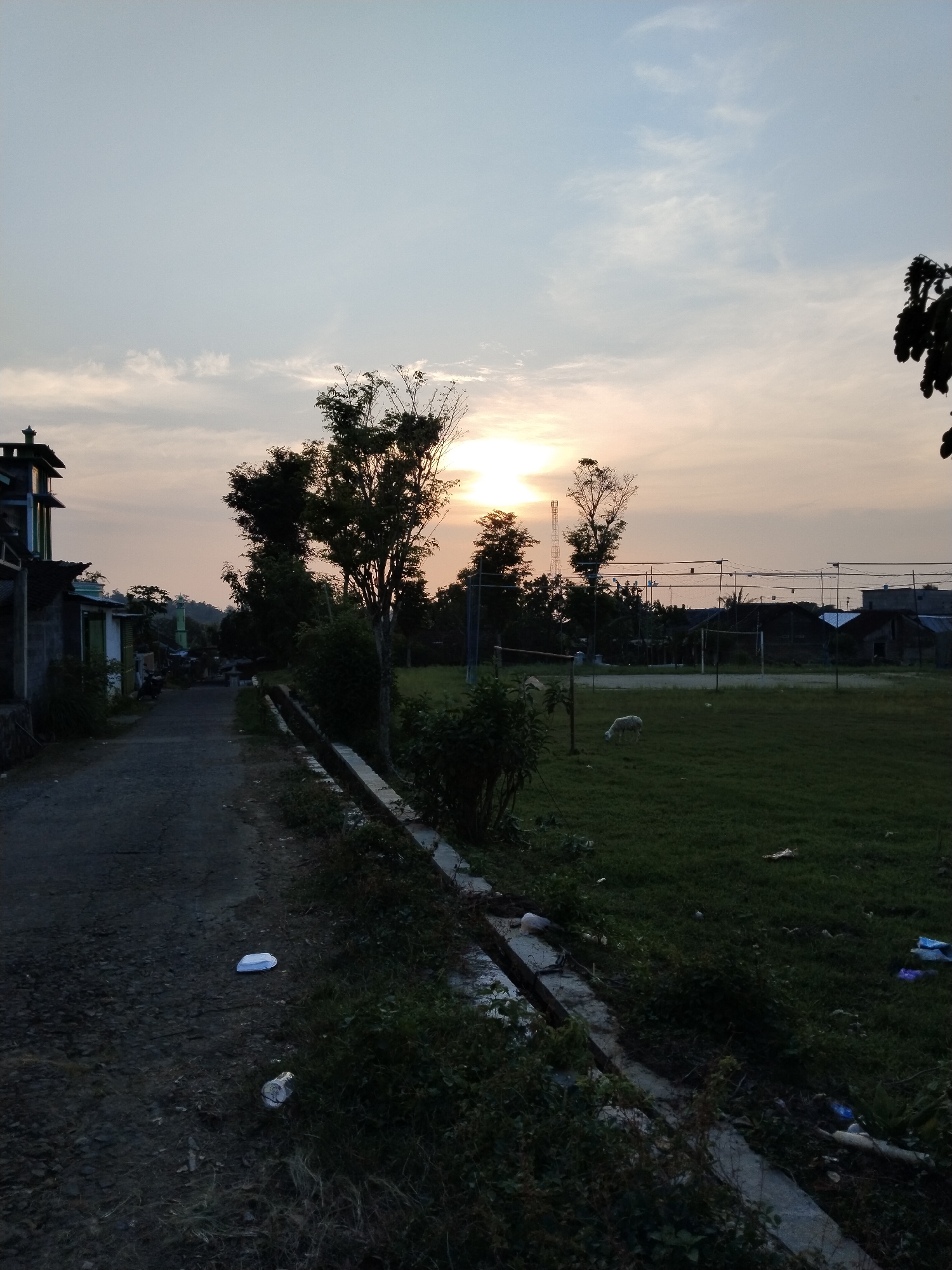 Cracked streets, debris observed in Seloromo, Indonesia