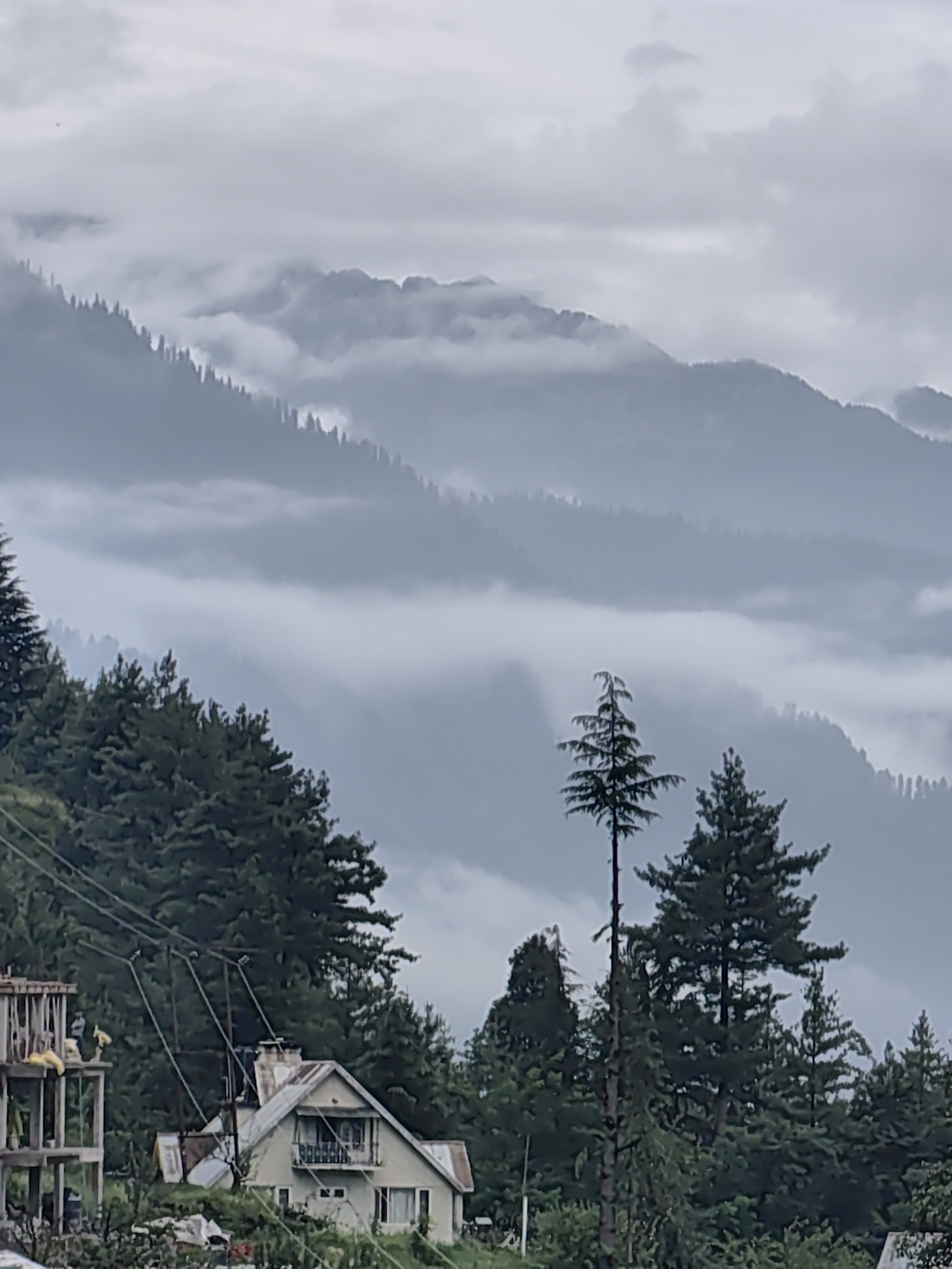 Misty mountain afternoon across Manali and Vashisht